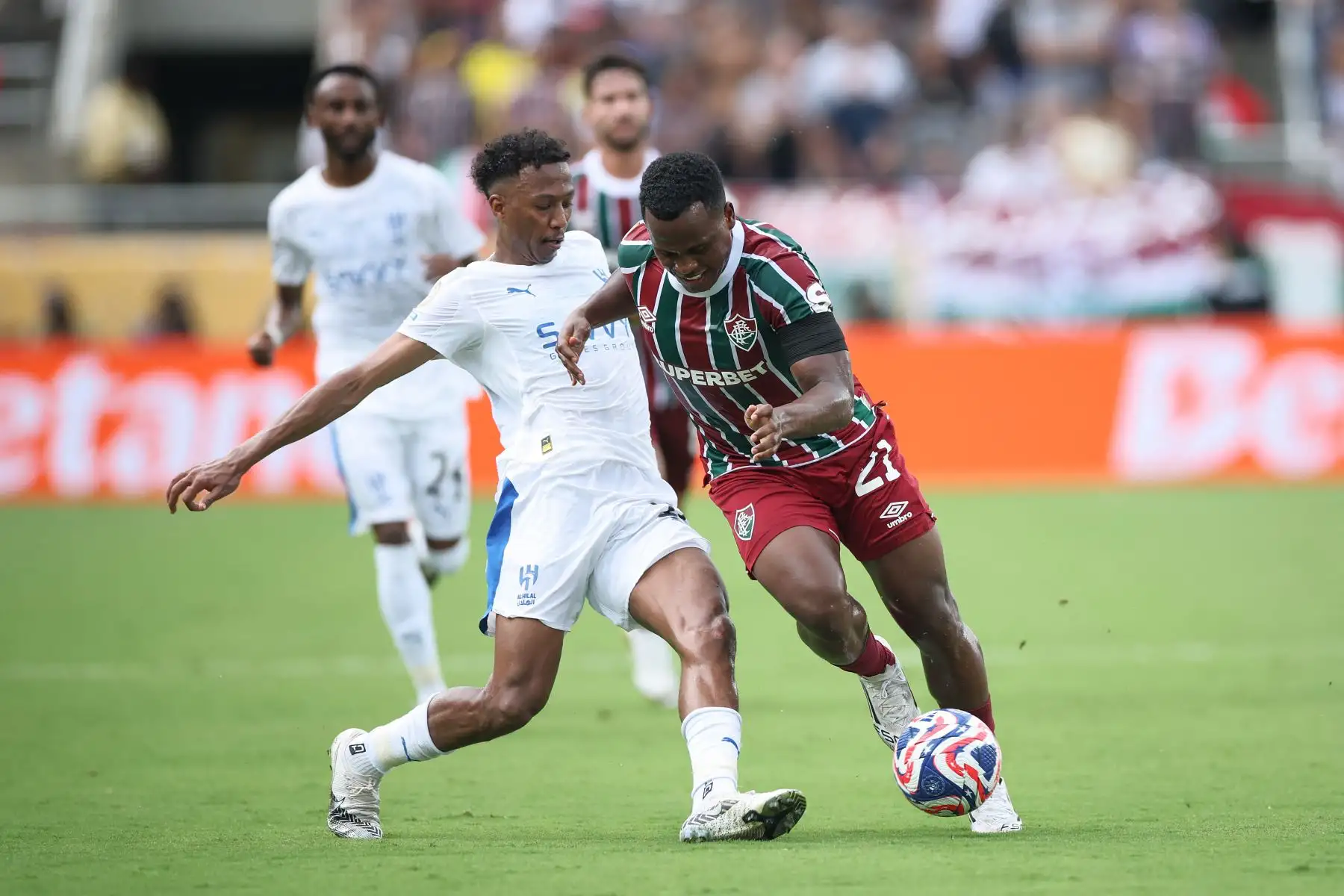 Jhon Arias  del Fluminense FC es desafiado por Nasser Al-Dawsari  del Al Hilal durante el partido de cuartos de final de la Copa Mundial de Clubes de la FIFA 2025 entre el Fluminense FC y el Al Hilal. AFP