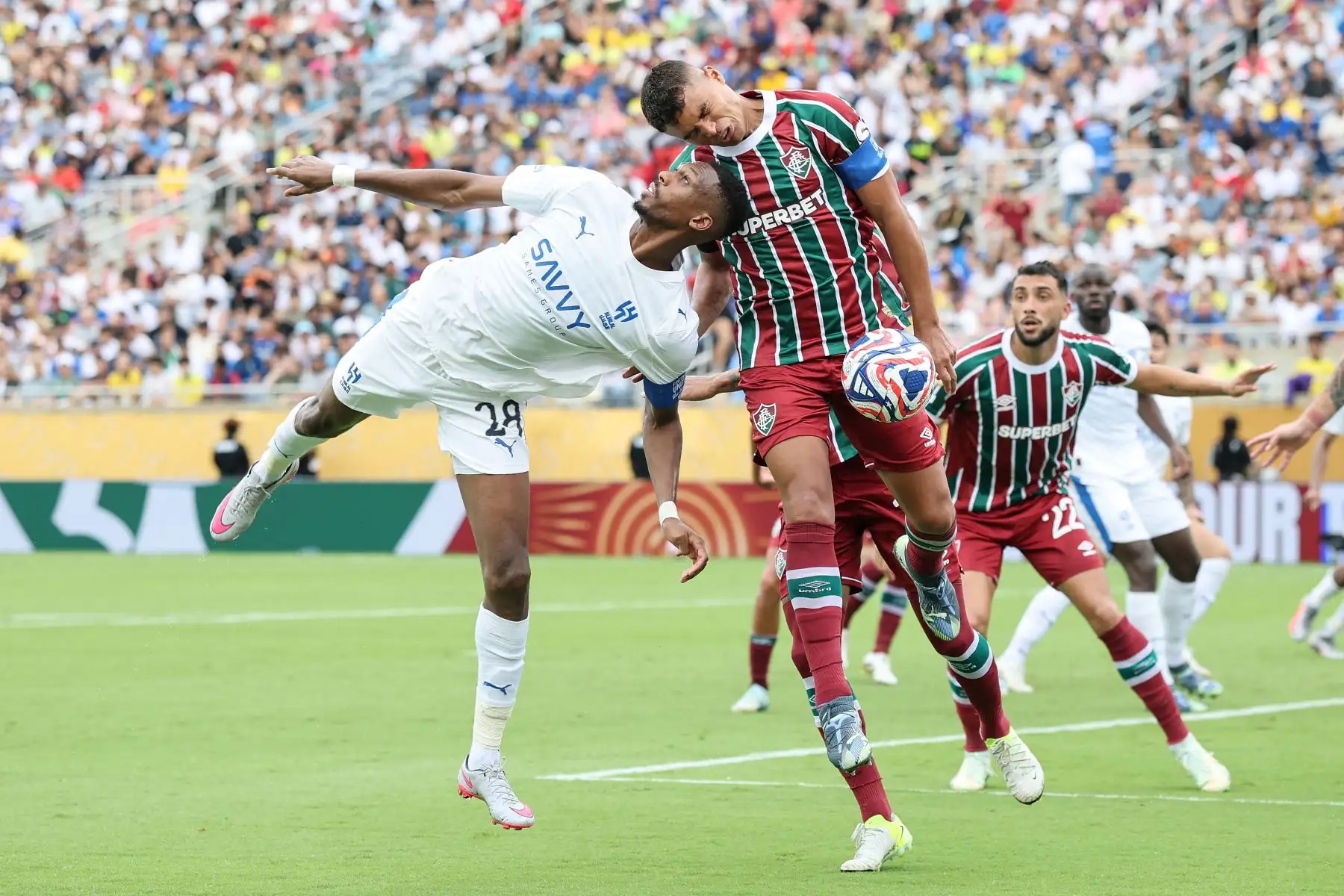 Mohamed Kanno  de Al Hilal lucha por la posesión con Thiago Silva de Fluminense FC durante el partido de cuartos de final de la Copa Mundial de Clubes de la FIFA 2025 entre Fluminense FC y Al Hilal. AFP