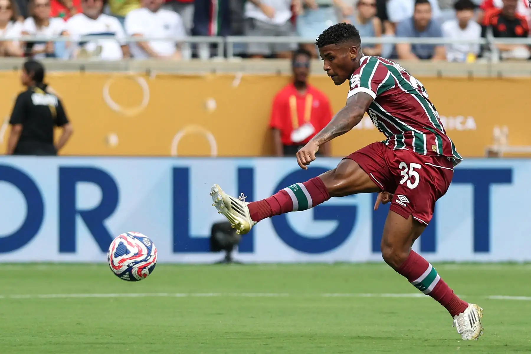 Hércules  del Fluminense FC marca el segundo gol de su equipo durante el partido de cuartos de final de la Copa Mundial de Clubes de la FIFA 2025 entre el Fluminense FC y el Al Hilal. AFP