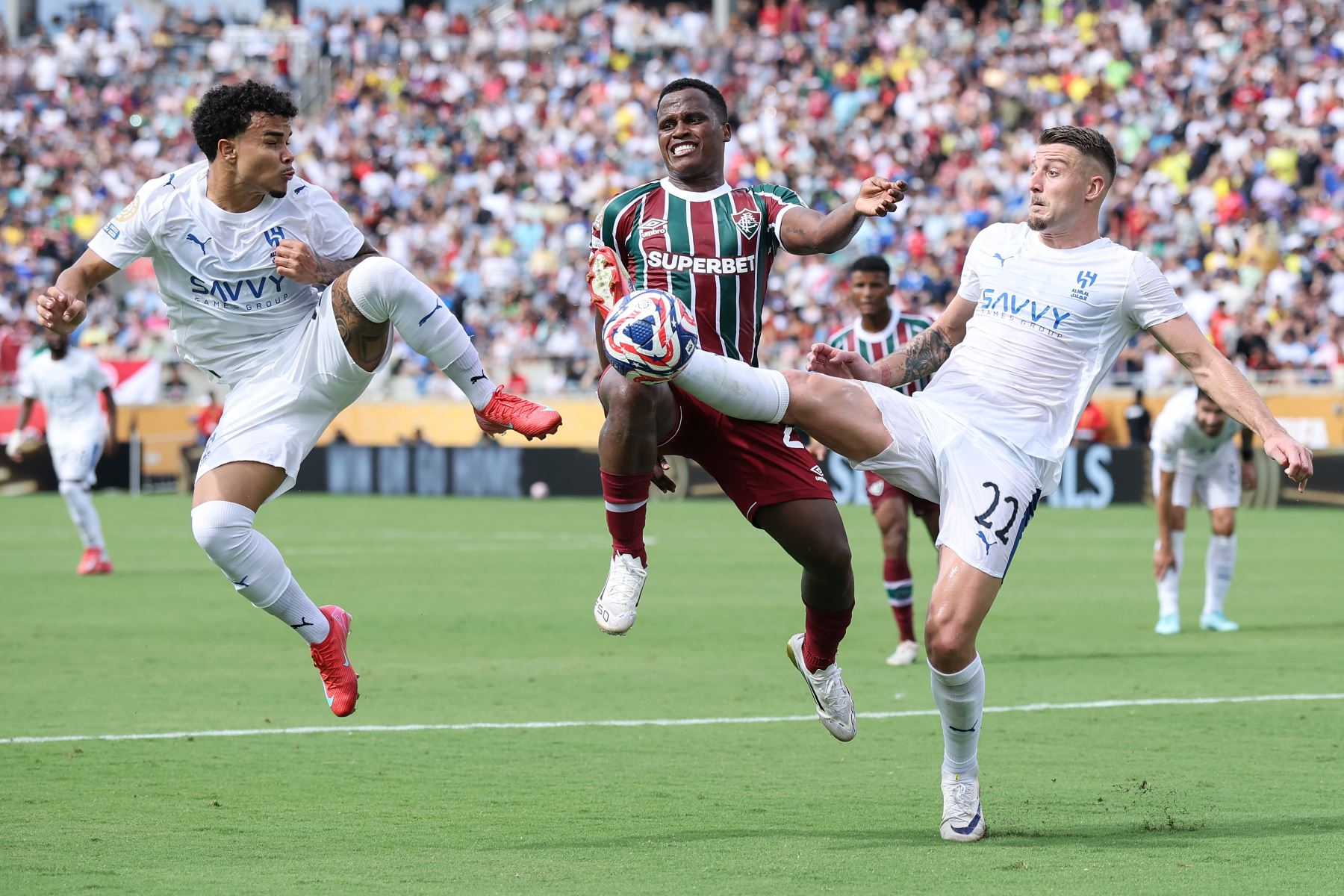 Kaio Cesar  de Al Hilal, Jhon Arias  de Fluminense FC y Sergej Milinkovic-Savic  de Al Hilal luchan por la posesión durante el partido de cuartos de final de la Copa Mundial de Clubes de la FIFA 2025 entre Fluminense FC y Al Hilal. AFP