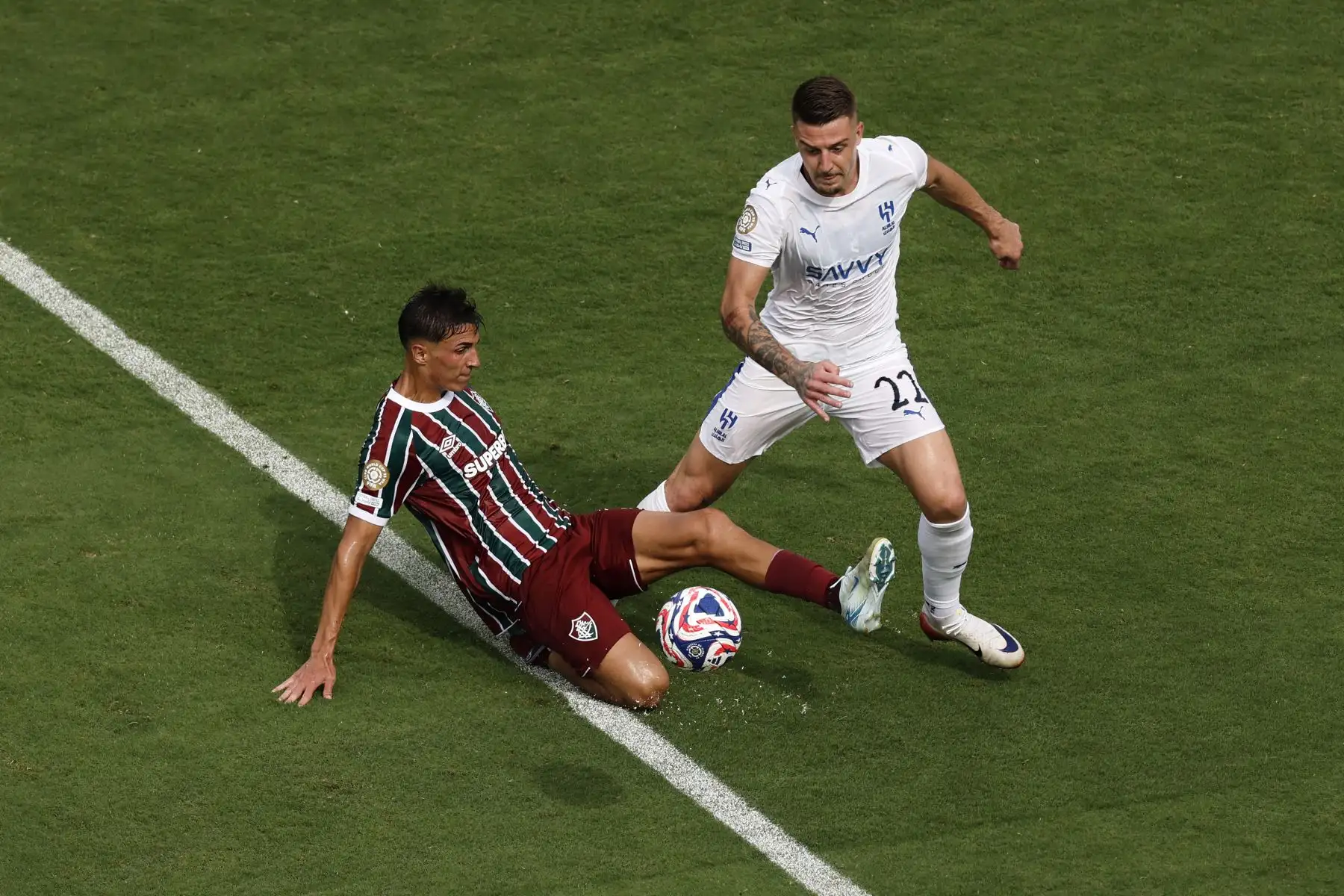 Sergej Milinkovic-Savic  de Al Hilal es tackleado por Facundo Bernal de Fluminense FC durante el partido de cuartos de final de la Copa Mundial de Clubes de la FIFA 2025 entre Fluminense FC y Al Hilal. AFP