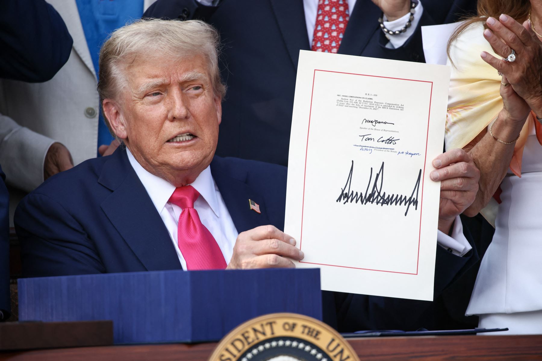 En el Día de la Independencia de EE. UU., Trump firmó la ley que fue aprobada ayer por el Congreso. Foto: AFP
