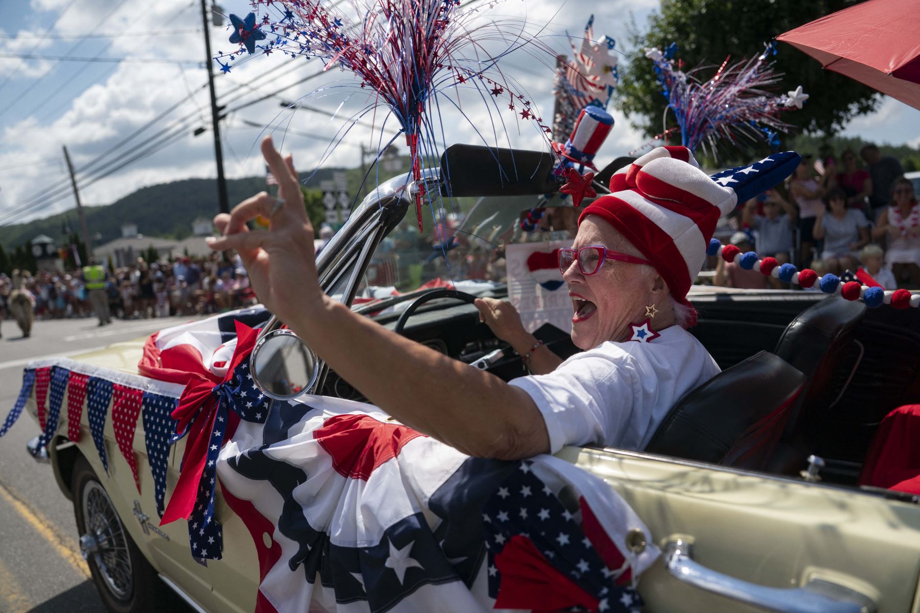 La gente participa en el desfile anual del 4 de julio el 4 de julio de 2025 en Banner Elk, Carolina del Norte. AFP