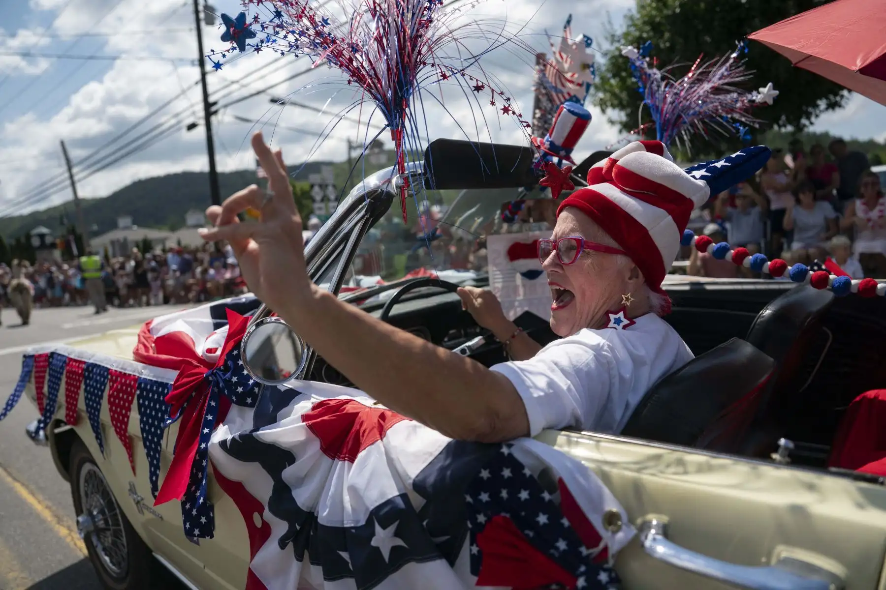La gente participa en el desfile anual del 4 de julio el 4 de julio de 2025 en Banner Elk, Carolina del Norte. AFP