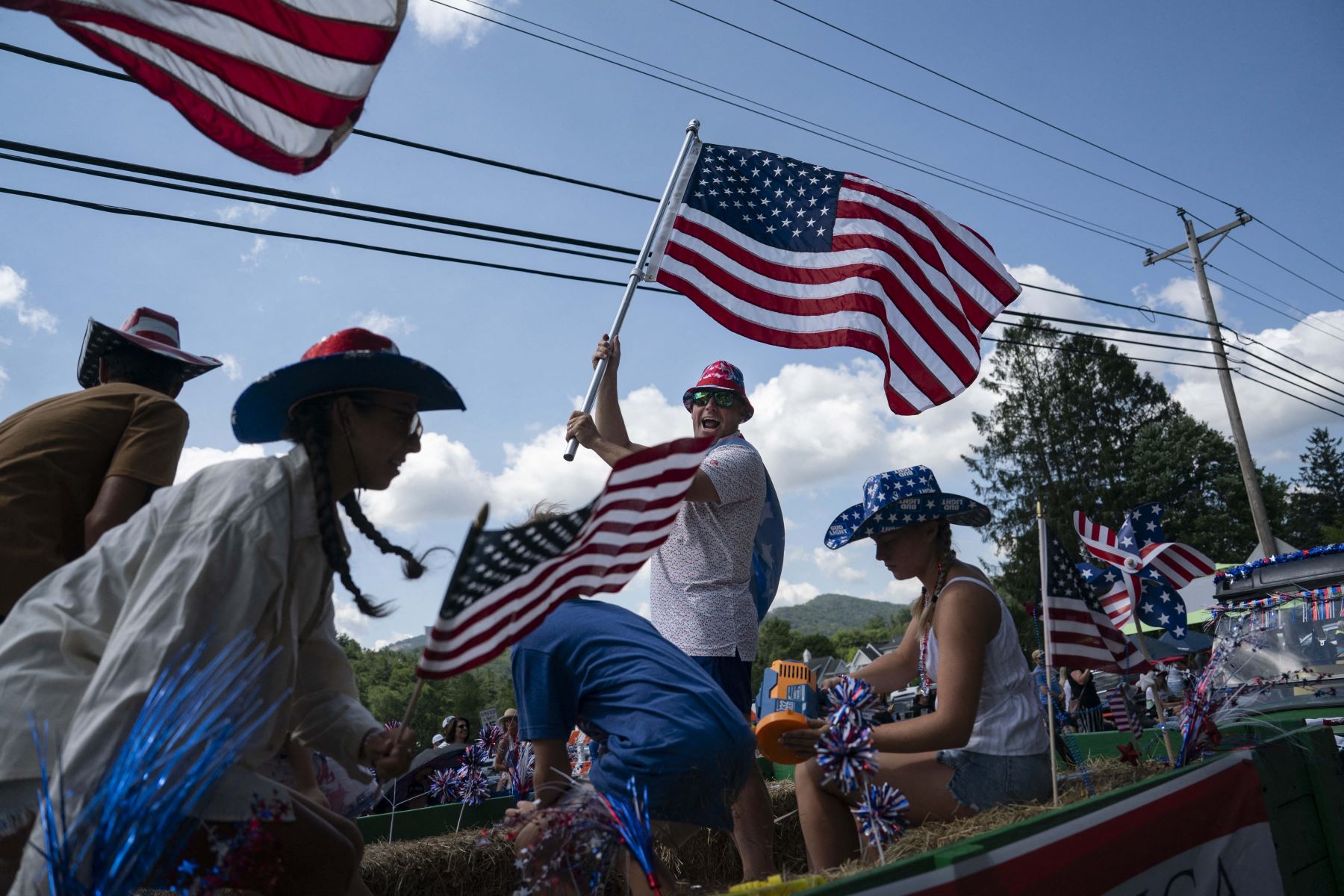 La gente participa en el desfile anual del 4 de julio el 4 de julio de 2025 en Banner Elk, Carolina del Norte. AFP