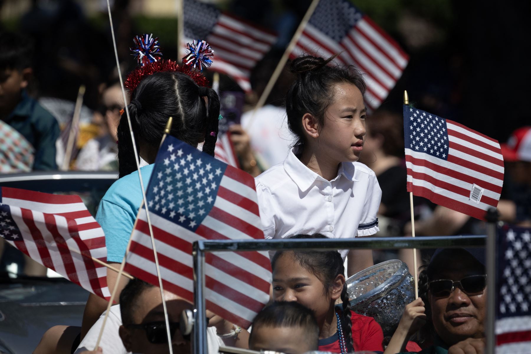 Un grupo de ascendencia laosiana participa en el desfile del Día de la Independencia el 4 de julio de 2025 en Storm Lake, Iowa. La ciudad es la más diversa del estado en cuanto a diversidad étnica: aproximadamente el 40 % de su población es de ascendencia hispana, cerca del 15 % es de ascendencia asiática y más del 30 % nació en el extranjero. AFP