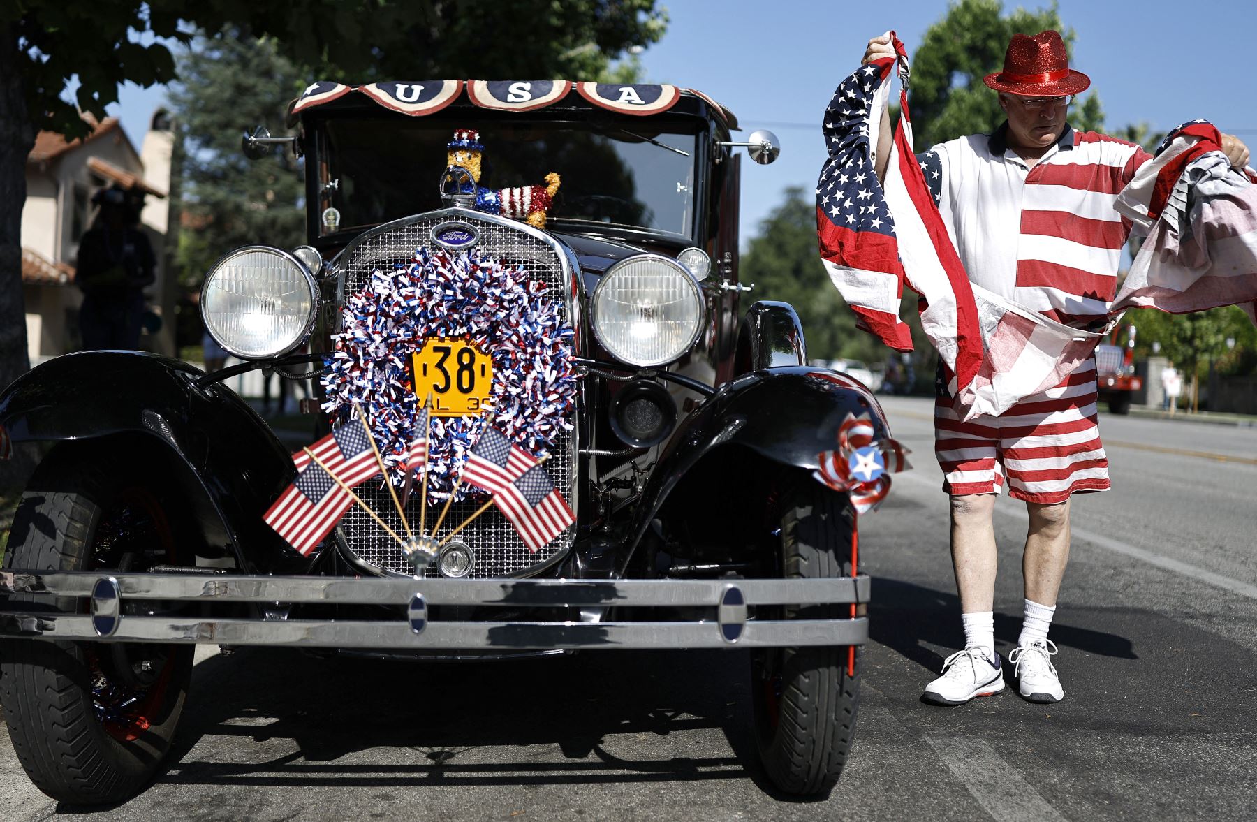 Un participante prepara un automóvil antiguo antes del inicio del Desfile del Día de la Independencia de Sierra Madre el 4 de julio de 2025 en Sierra Madre, California. AFP
