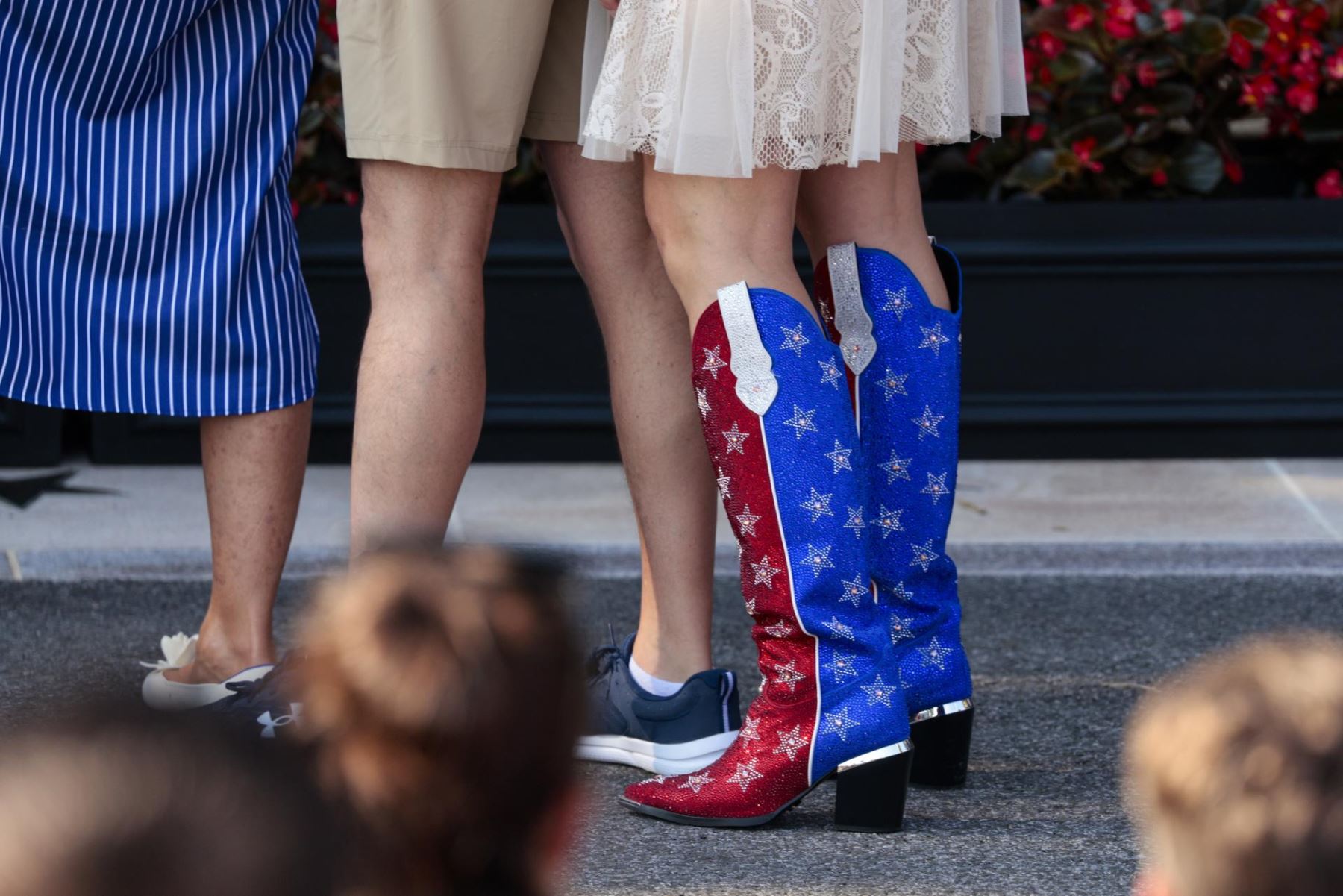 Un asistente de picnic usa botas rojas, blancas y azules durante el picnic familiar militar del Día de la Independencia en el jardín sur de la Casa Blanca en Washington, DC, EE. UU., el 4 de julio de 2025. AFP