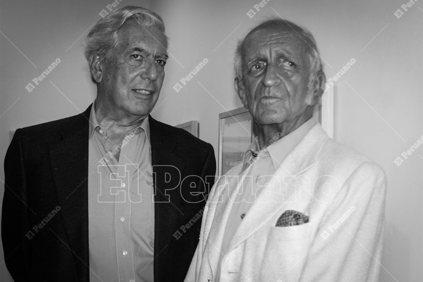 Lima - 9 febrero 2005 / Mario Vargas Llosa y Fernando de Szyszlo se reunieron  para presentar una de sus más recientes creaciones,
Estatua Viva, un libro de edición limitada que consta de un poema del escritor universal y tres litografías del
célebre pintor. Foto: Diario Oficial El Peruano / Vidal Tarqui