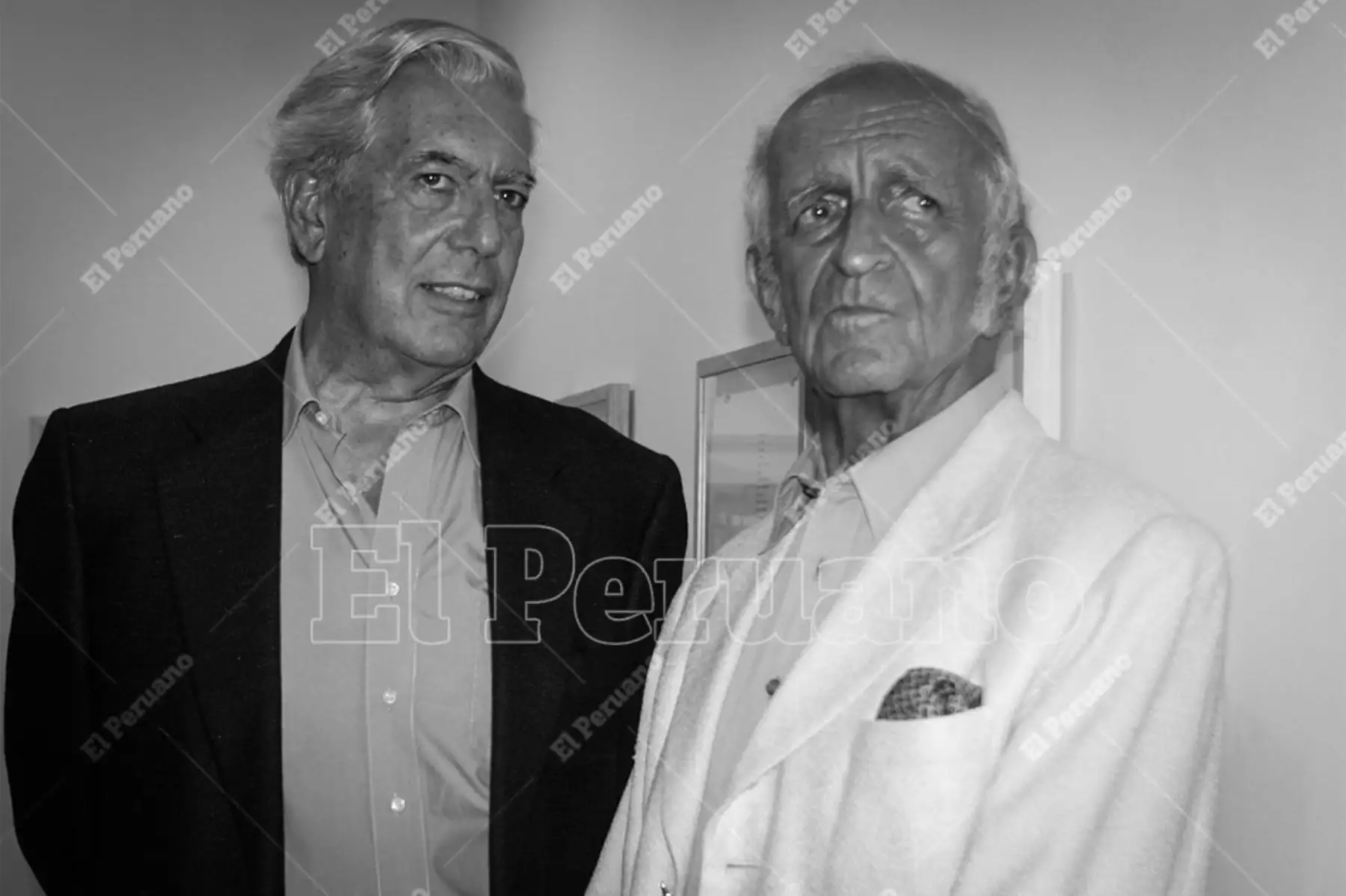 Lima - 9 febrero 2005 / Mario Vargas Llosa y Fernando de Szyszlo se reunieron  para presentar una de sus más recientes creaciones,
Estatua Viva, un libro de edición limitada que consta de un poema del escritor universal y tres litografías del
célebre pintor. Foto: Diario Oficial El Peruano / Vidal Tarqui