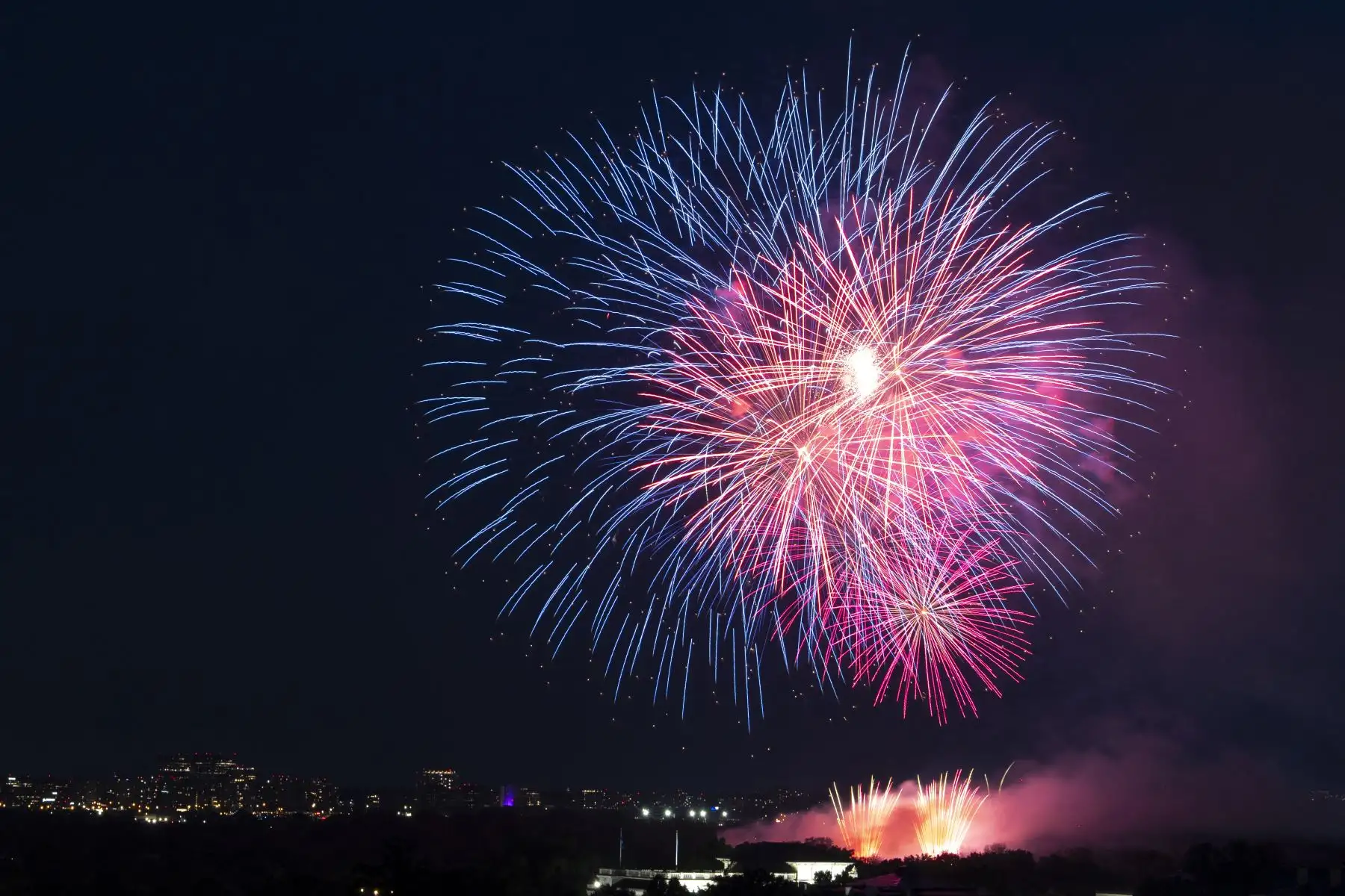 Los fuegos artificiales explotan cerca del Monumento a Washington durante una celebración del 4 de julio en la Casa Blanca el 4 de julio de 2025 en Washington D.C. Foto: AFP