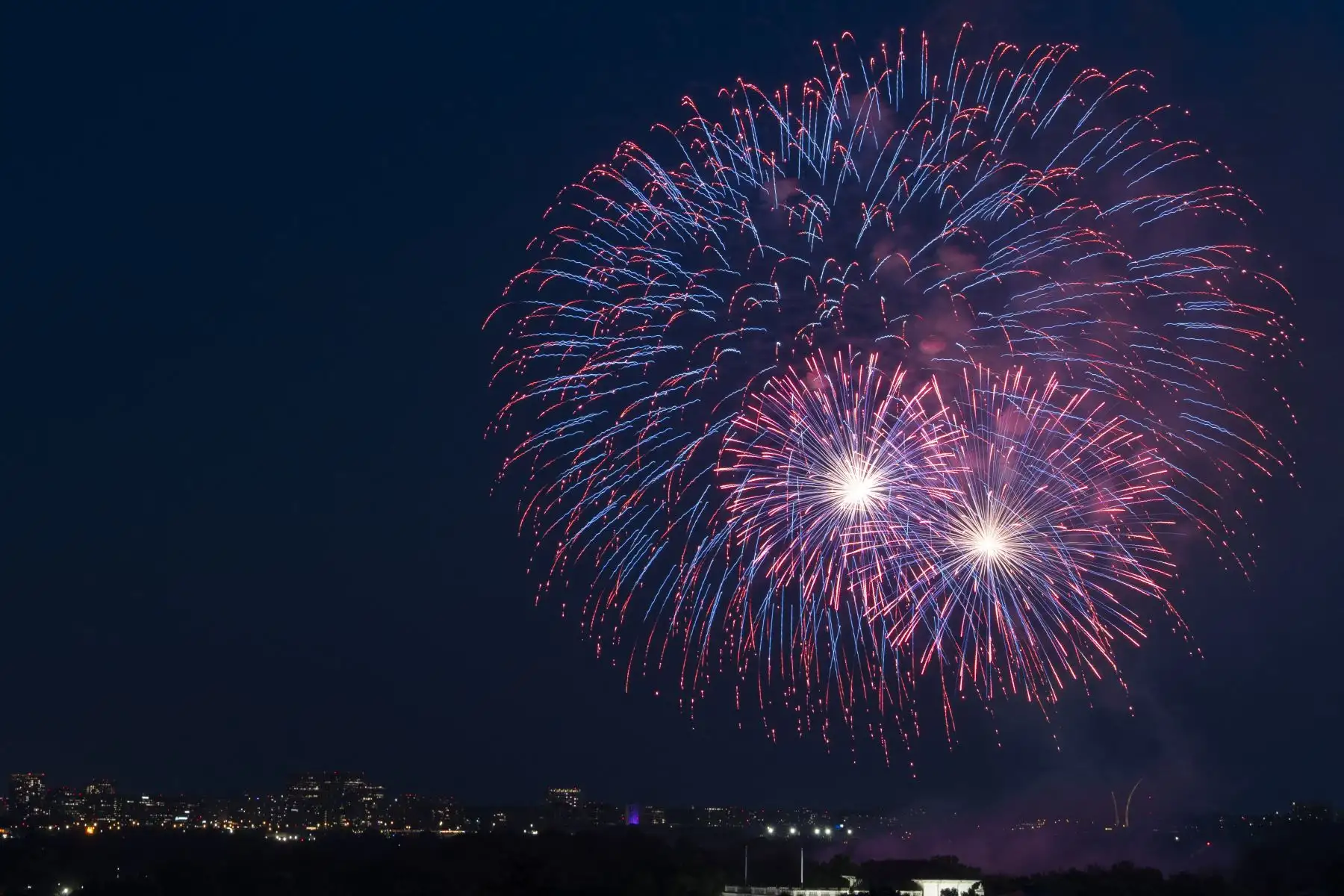 Los fuegos artificiales explotan cerca del Monumento a Washington durante una celebración del 4 de julio en la Casa Blanca el 4 de julio de 2025 en Washington D.C. Foto: AFP