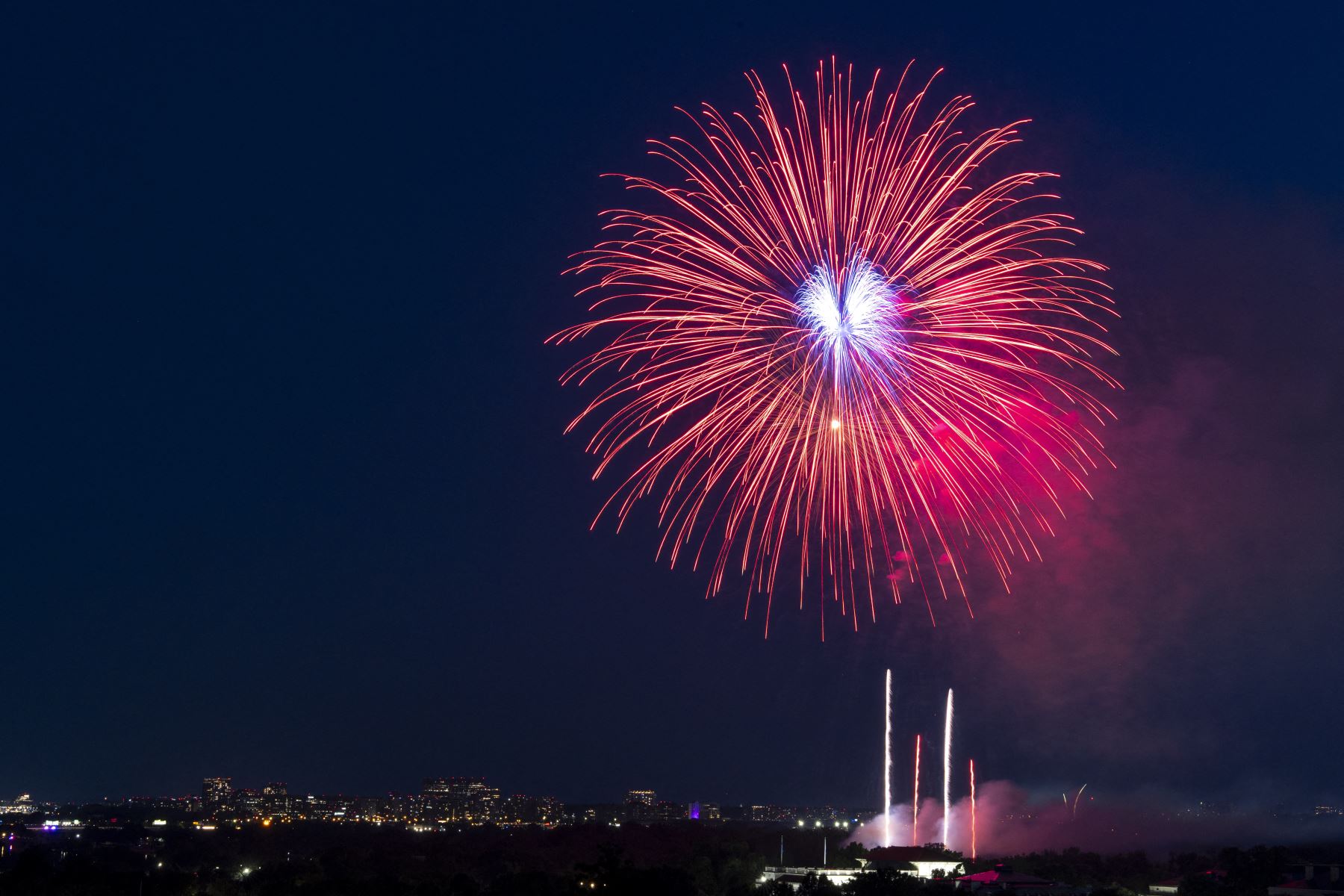 Los fuegos artificiales explotan cerca del Monumento a Washington durante una celebración del 4 de julio en la Casa Blanca el 4 de julio de 2025 en Washington D.C. Foto: AFP