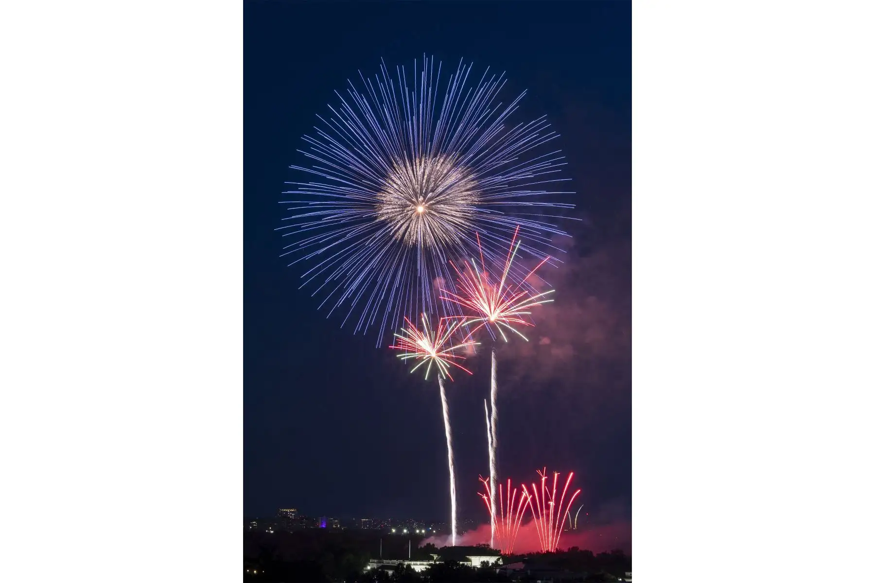 Los fuegos artificiales explotan cerca del Monumento a Washington durante una celebración del 4 de julio en la Casa Blanca el 4 de julio de 2025 en Washington D.C. Foto: AFP