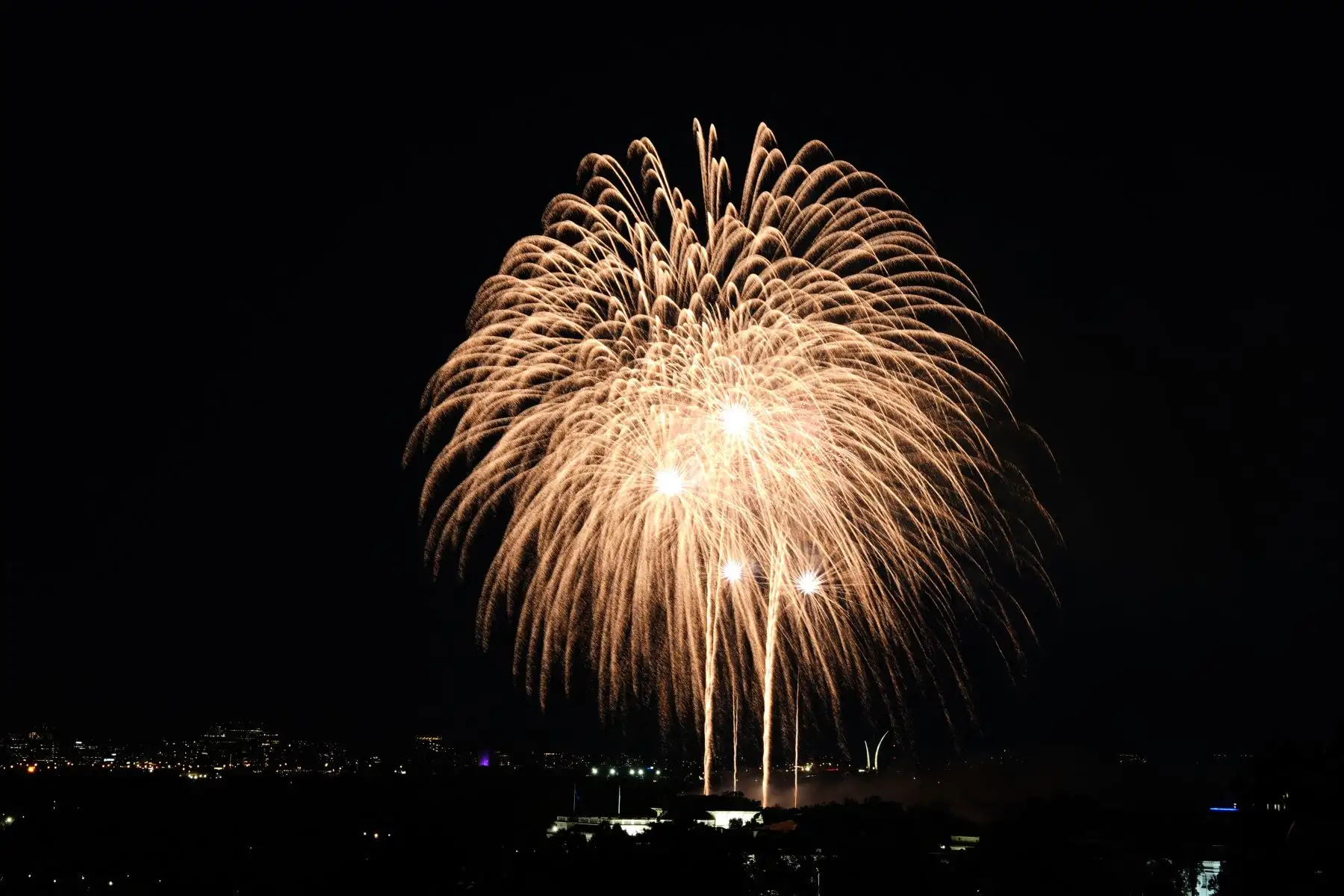 Los fuegos artificiales explotan cerca del Monumento a Washington durante una celebración del 4 de julio en la Casa Blanca el 4 de julio de 2025 en Washington D.C. Foto: AFP