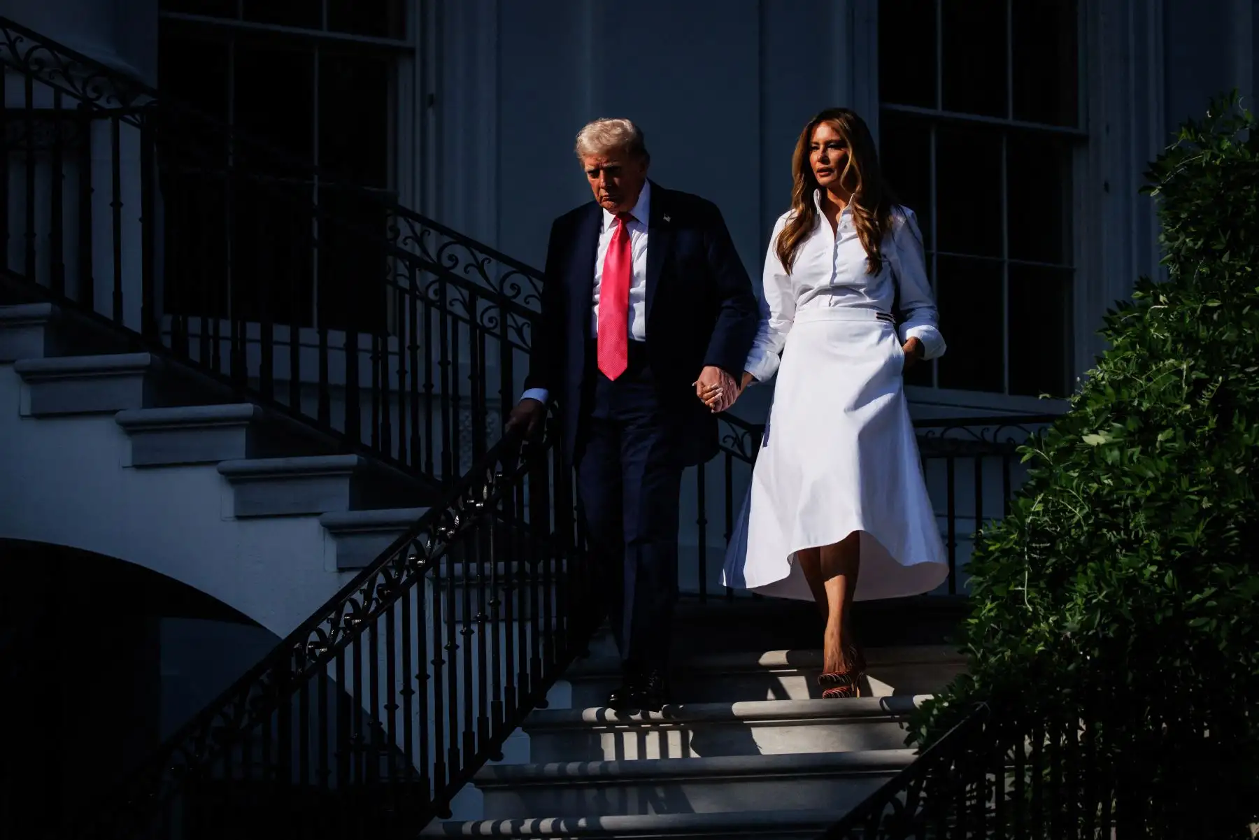 El presidente de los Estados Unidos, Donald Trump, acompañado por la primera dama Melania Trump, camina hacia la entrada después de pronunciar un discurso durante un picnic familiar militar del Día de la Independencia en el jardín sur de la Casa Blanca el 4 de julio de 2025 en Washington, DC. AFP