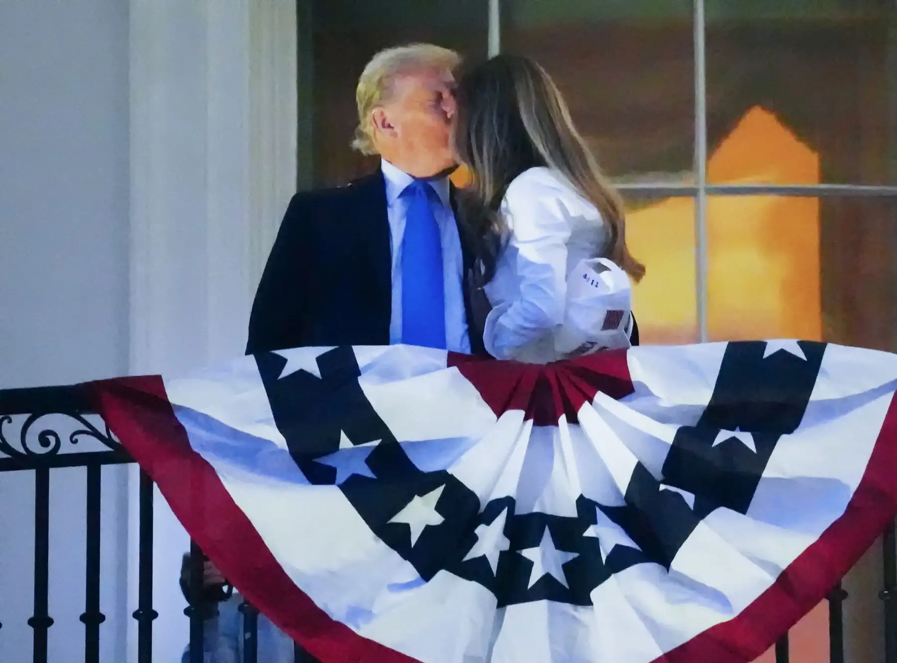 El presidente de Estados Unidos, Donald Trump, y la primera dama, Melania Trump, se besan mientras miran los fuegos artificiales del 4 de julio desde la Casa Blanca en Washington, DC. Foto: EFE