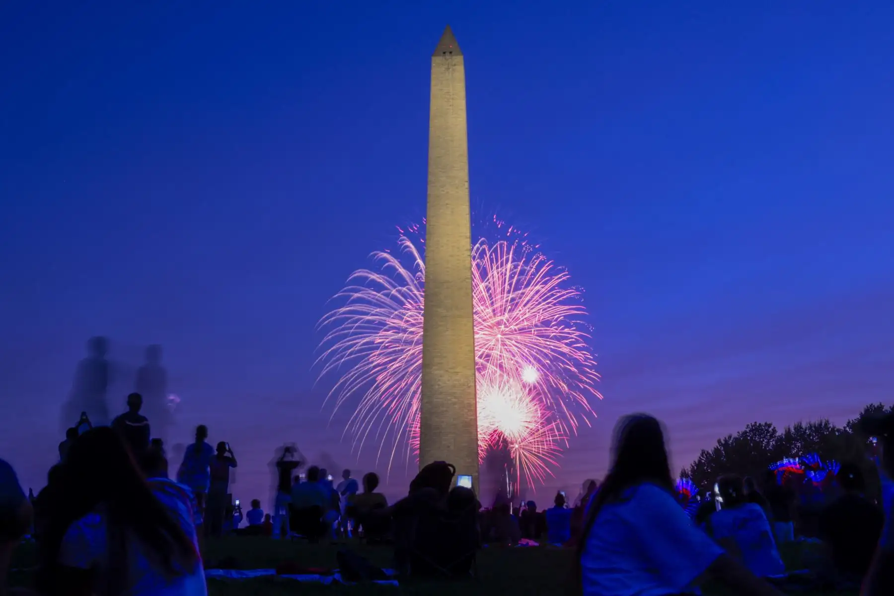 Fuegos artificiales iluminan el cielo cerca del Monumento a Washington durante las celebraciones del Día de la Independencia en Washington, D.C., EE. UU., el 4 de julio de 2025. Más temprano ese mismo día, las festividades incluyeron un desfile, un concierto en el Capitolio de EE. UU. y un picnic en la Casa Blanca para familias de militares. EFE
