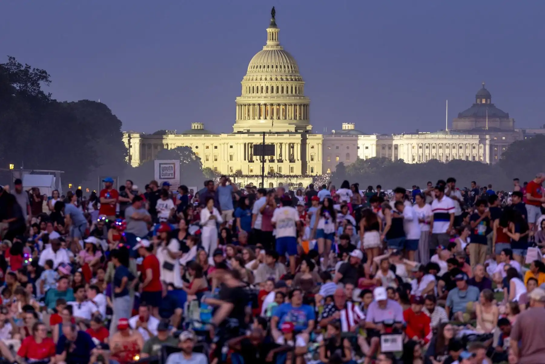 Los espectadores llenan el National Mall para presenciar el espectáculo anual de fuegos artificiales en conmemoración del Día de la Independencia en Washington, D.C., EE. UU., el 4 de julio de 2025. Más temprano ese mismo día, las festividades incluyeron un desfile, un concierto en el Capitolio de EE. UU. y un picnic en la Casa Blanca para familias de militares. EFE