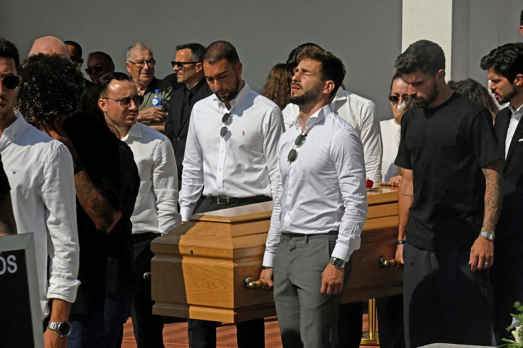 Excompañeros de equipo portan el féretro durante el funeral del delantero portugués del Liverpool, Diogo Jota, y su hermano, André Silva, en la Iglesia Matriz de Gondomar, a las afueras de Oporto. El delantero del Liverpool, Diogo Jota, y su hermano fallecieron en un accidente de coche en España. Foto: ANDINA/AFP