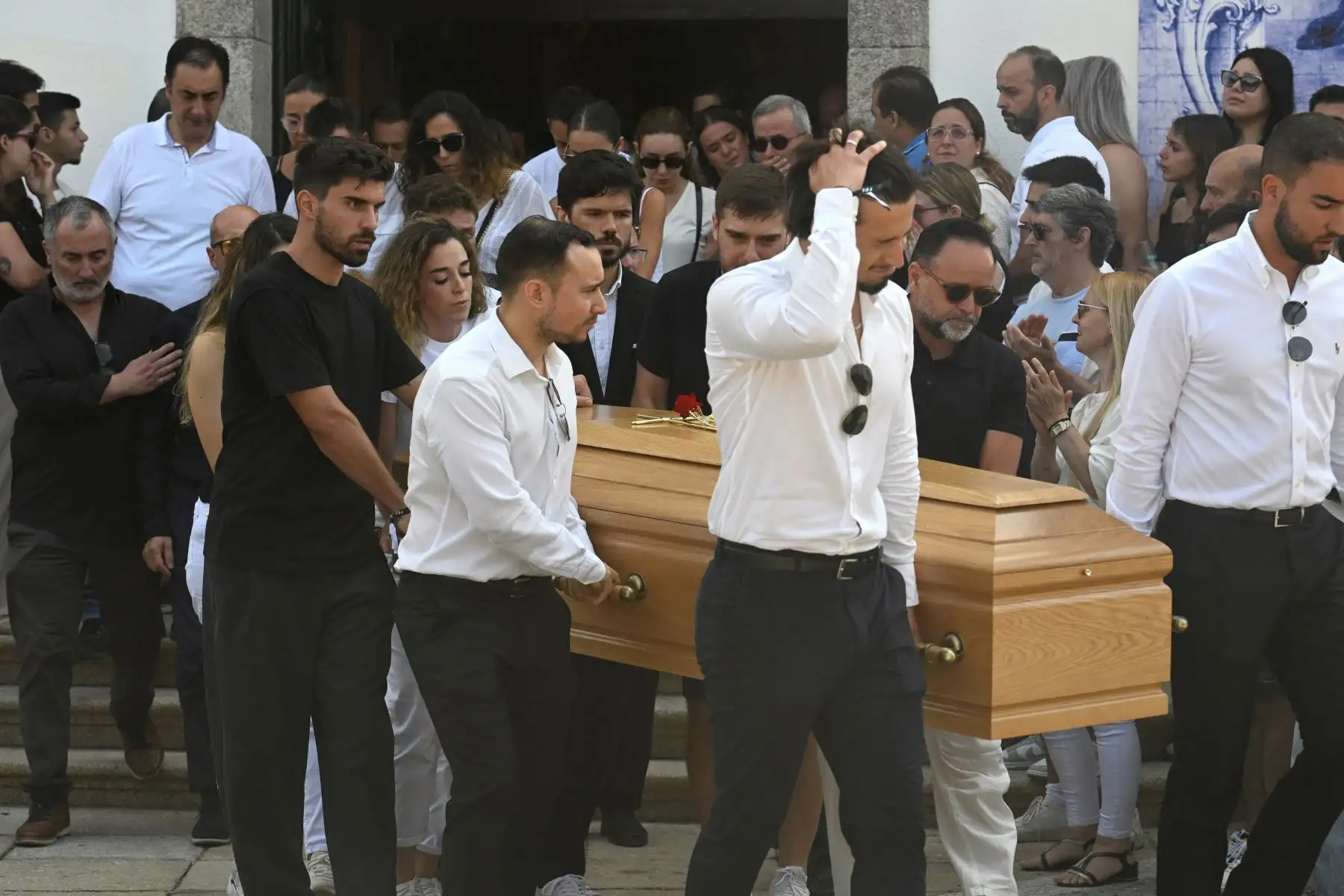 La esposa de Diogo Jota, Rute Cardoso, sigue el féretro del futbolista portugués Diogo Jota, que es sacado de la iglesia tras el funeral del delantero portugués del Liverpool, Diogo Jota, y su hermano André Silva. El delantero del Liverpool, Diogo Jota, y su hermano fallecieron en un accidente de coche en España. 
Foto: ANDINA/AFP