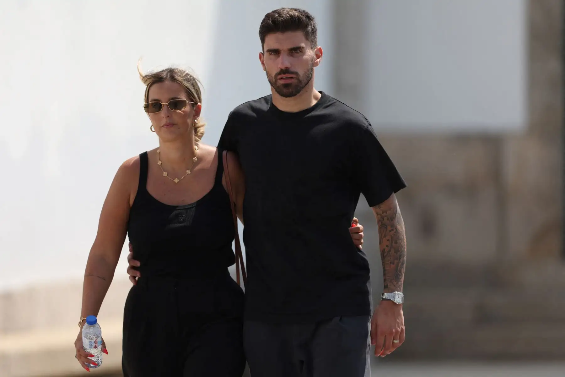 El centrocampista portugués del Al Hilal, Rubén Neves, se retira tras el funeral del delantero portugués del Liverpool, Diogo Jota, y su hermano, André Silva, en la Iglesia Matriz de Gondomar, a las afueras de Oporto. El delantero del Liverpool, Diogo Jota, y su hermano fallecieron en un accidente de coche en España. Foto: ANDINA/AFP