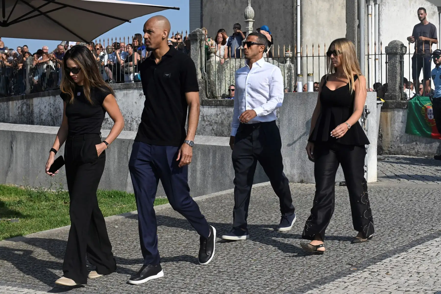 El futbolista brasileño Fabinho y el exjugador español Thiago Alcántara llegan a los funerales del delantero portugués del Liverpool Diogo Jota y su hermano André Silva en la Iglesia Matriz de Gondomar, a las afueras de Oporto. El delantero del Liverpool Diogo Jota y su hermano fallecieron en un accidente de coche en España. Foto: ANDINA/AFP