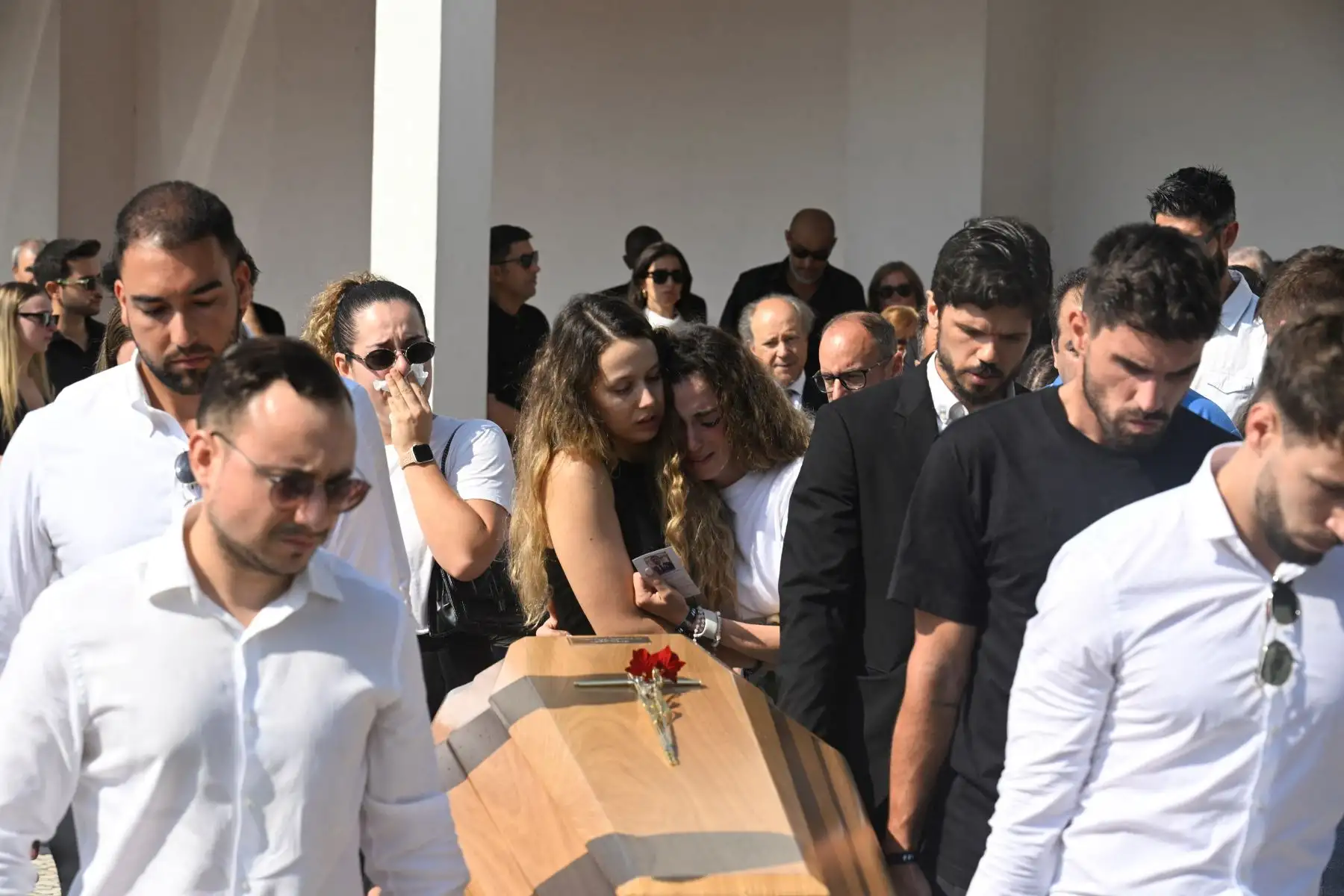 La esposa de Diogo Jota, Rute Cardoso (centro, derecha), y su hermana reaccionan mientras sus excompañeros portan el ataúd durante el funeral del delantero portugués del Liverpool, Diogo Jota, y su hermano, André Silva, en la Iglesia Matriz de Gondomar, a las afueras de Oporto. El delantero del Liverpool, Diogo Jota, y su hermano fallecieron en un accidente de coche en España. Foto: ANDINA/AFP