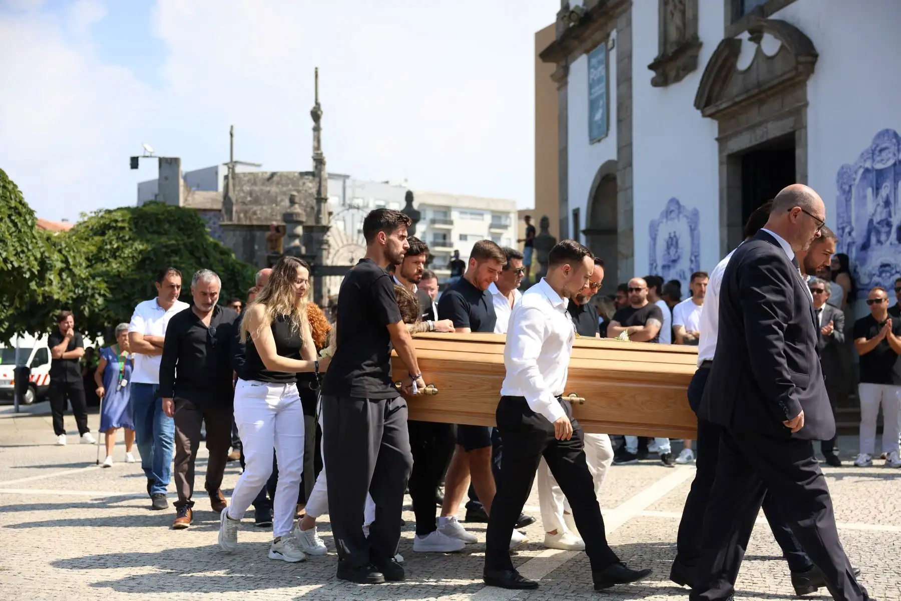 Familiares siguen el féretro del futbolista portugués Diogo Jota, que es sacado de la iglesia tras el funeral del delantero portugués del Liverpool, Diogo Jota, y su hermano, André Silva, en la Iglesia Matriz de Gondomar, a las afueras de Oporto. El delantero del Liverpool, Diogo Jota, y su hermano fallecieron en un accidente de coche en España. Foto: ANDINA/AFP