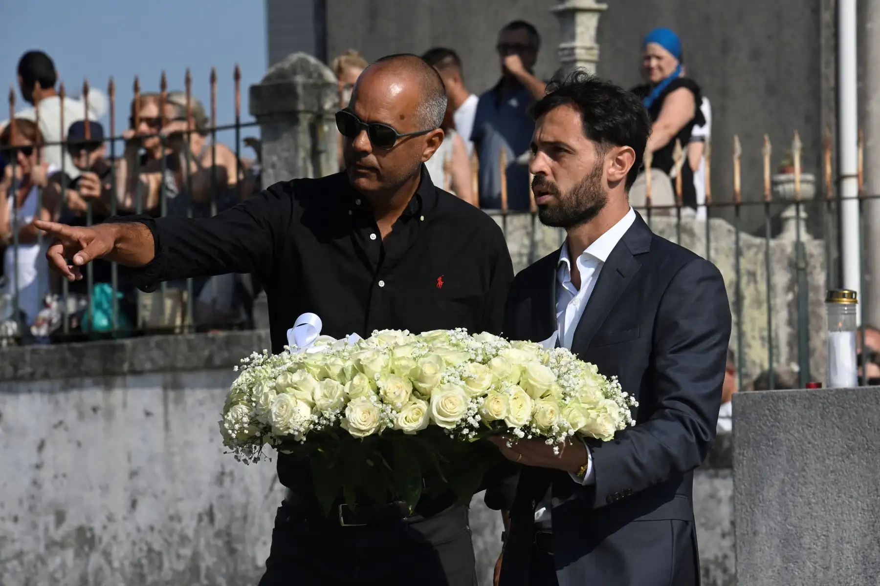 El centrocampista portugués del Manchester City, Bernardo Silva, llega al funeral del delantero portugués del Liverpool, Diogo Jota, y de su hermano, André Silva, en la Iglesia Matriz de Gondomar, a las afueras de Oporto. El delantero del Liverpool, Diogo Jota, y su hermano fallecieron en un accidente de coche en España. 
Foto: ANDINA/AFP