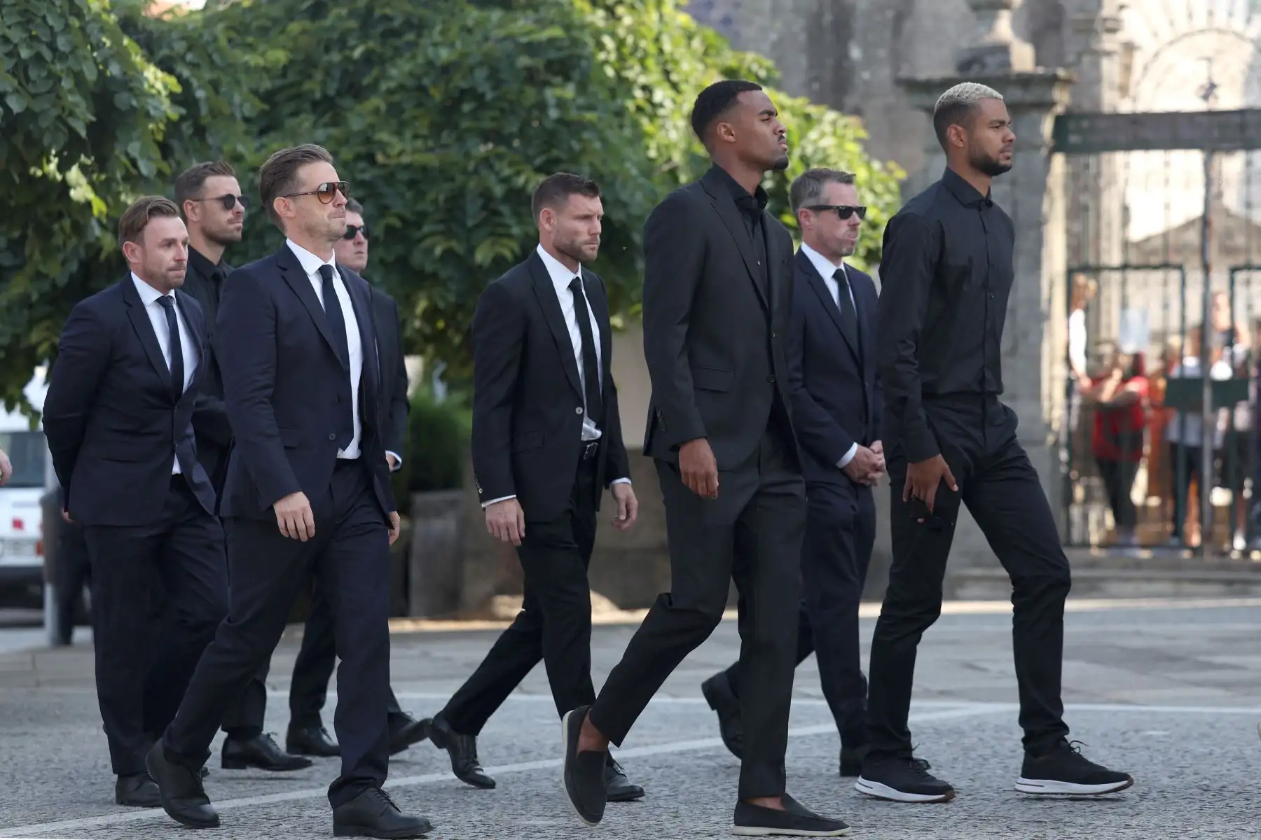 El director técnico del Liverpool, Julian Ward, el director ejecutivo del Liverpool, Michael Edwards y el centrocampista neerlandés Ryan Gravenberch, llegan a los funerales del delantero portugués del Liverpool, Diogo Jota, y su hermano, André Silva, en la Iglesia Matriz de Gondomar, a las afueras de Oporto, el 5 de julio de 2025. El delantero del Liverpool, Diogo Jota, y su hermano fallecieron en un accidente de coche en España. 
Foto: ANDINA/AFP