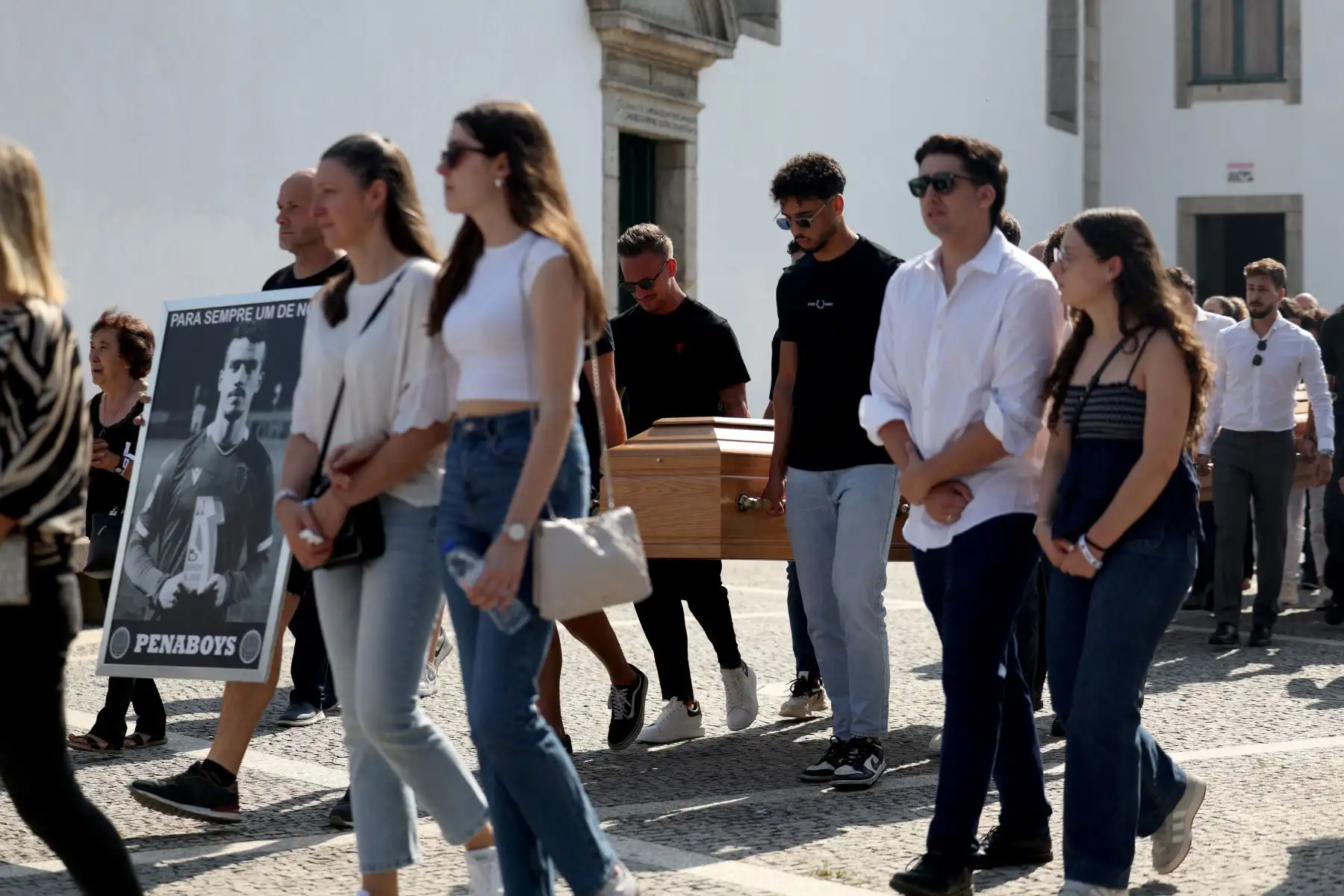 El director técnico del Liverpool, Julian Ward, el director ejecutivo del Liverpool, Michael Edwards y el centrocampista neerlandés Ryan Gravenberch, llegan a los funerales del delantero portugués del Liverpool, Diogo Jota, y su hermano, André Silva, en la Iglesia Matriz de Gondomar, a las afueras de Oporto. El delantero del Liverpool, Diogo Jota, y su hermano fallecieron en un accidente de coche en España.
Foto: ANDINA/AFP