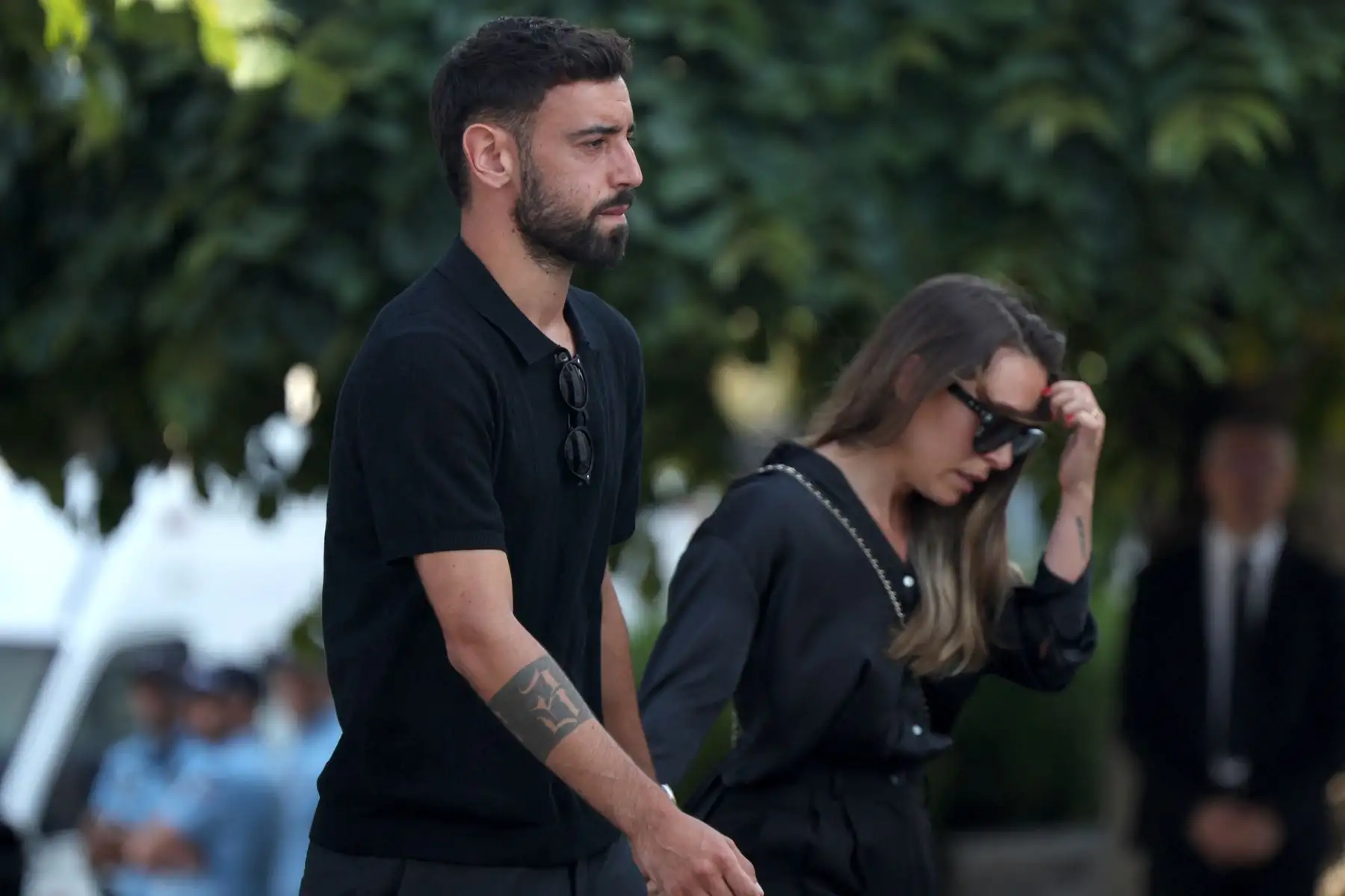 El centrocampista portugués del Manchester United, Bruno Fernandes, llega a los funerales del delantero portugués del Liverpool, Diogo Jota, y su hermano, André Silva, en la Iglesia Matriz de Gondomar, a las afueras de Oporto. El delantero del Liverpool, Diogo Jota, y su hermano fallecieron en un accidente de coche en España. Foto: ANDINA/ AFP