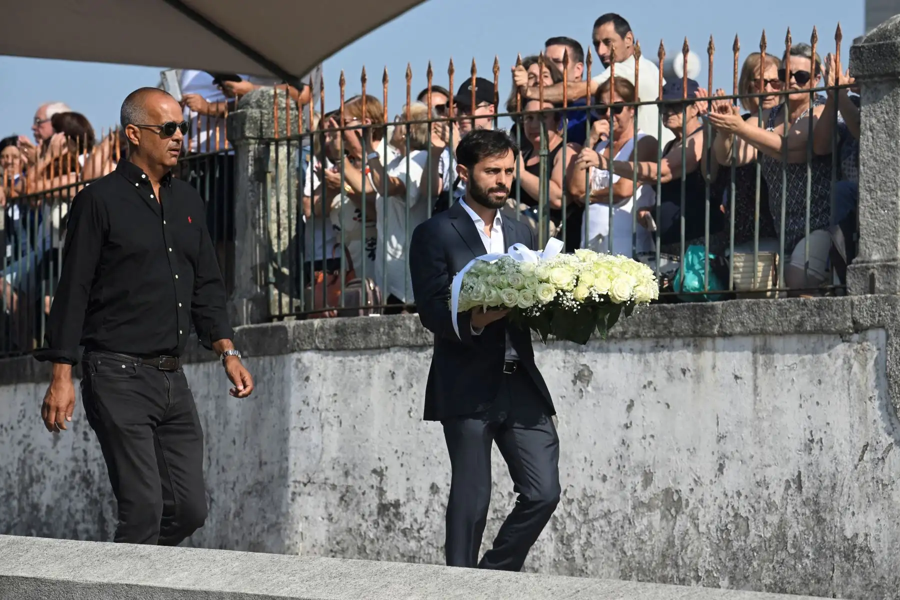 El centrocampista portugués del Manchester United, Bruno Fernandes, llega a los funerales del delantero portugués del Liverpool, Diogo Jota, y su hermano, André Silva, en la Iglesia Matriz de Gondomar, a las afueras de Oporto. El delantero del Liverpool, Diogo Jota, y su hermano fallecieron en un accidente de coche en España. Foto: ANDINA/AFP
