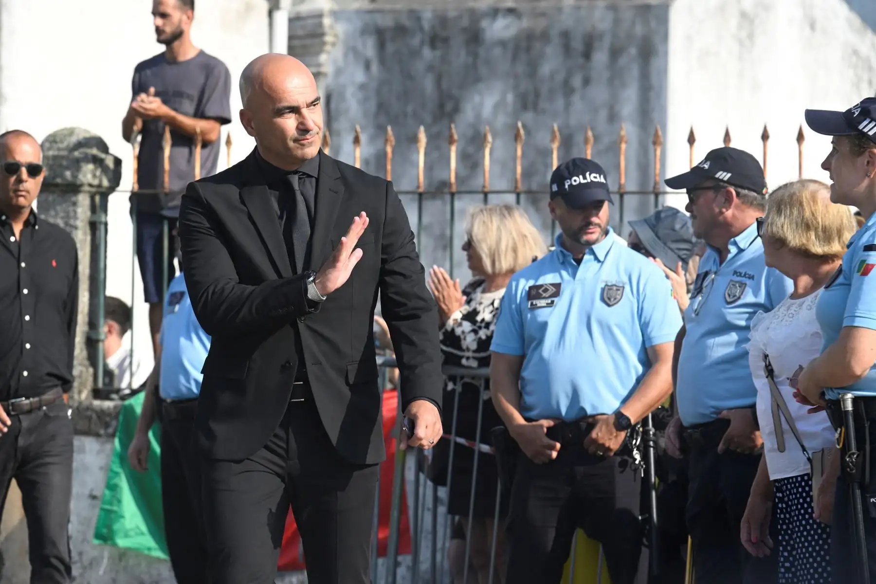 El seleccionador de fútbol de Portugal, el español Roberto Martínez, saluda a su llegada a los funerales del delantero portugués del Liverpool, Diogo Jota, y su hermano, André Silva, en la Iglesia Matriz de Gondomar, a las afueras de Oporto. El delantero del Liverpool, Diogo Jota, y su hermano fallecieron en un accidente de coche en España. Foto: ANDINA/ AFP