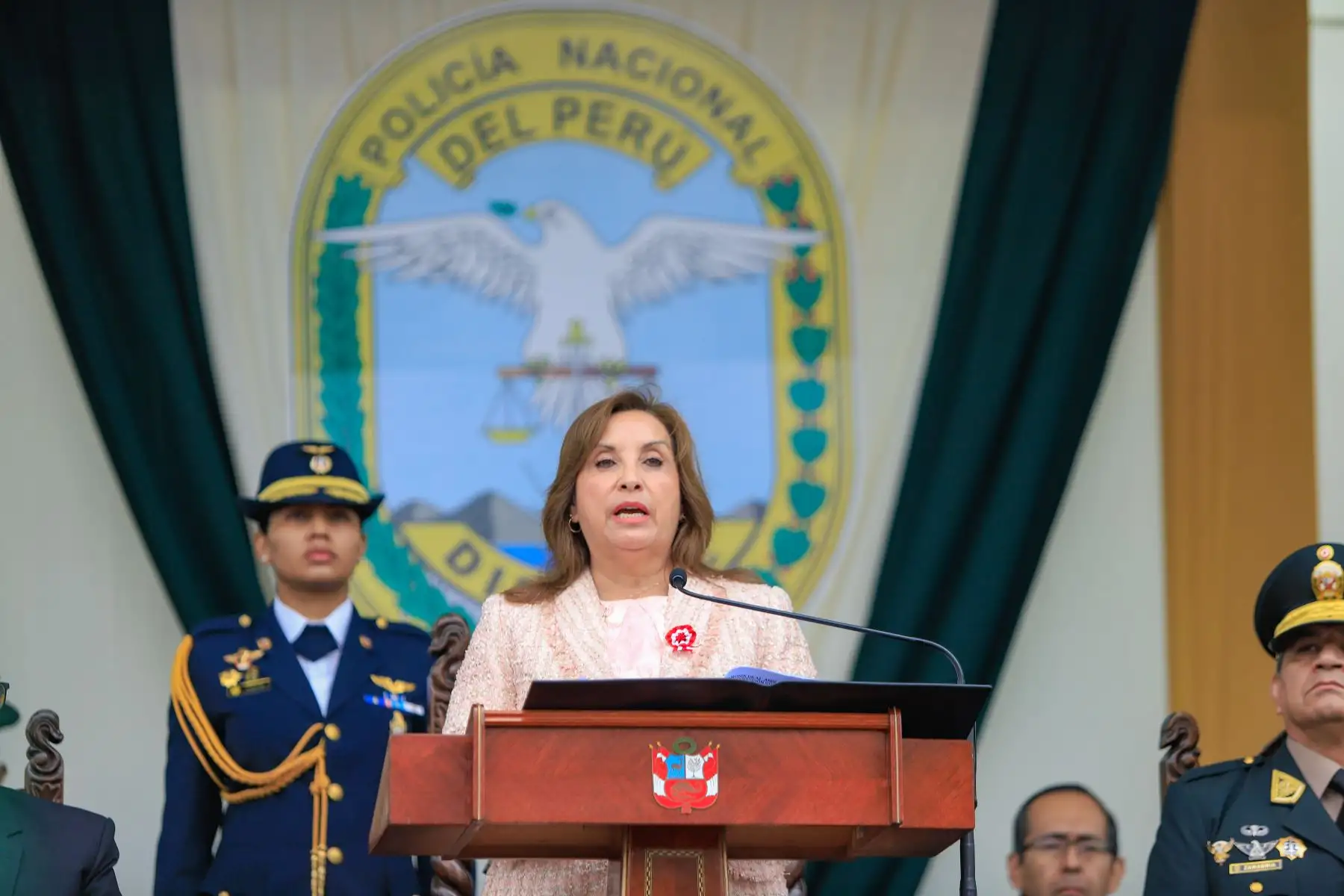 La presidenta de la república, Dina Boluarte, asiste a la ceremonia por el 42.° Aniversario de la Dirección Contra el terrorismo de la PNP – DIRCOTE. Foto: ANDINA/ Prensa Presidencia