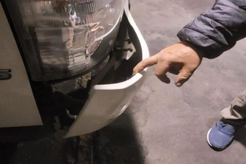 Operario de grúa de la ATU fue rociado con gasolina y atacado con piedras por conductores informales. Foto: Difusión