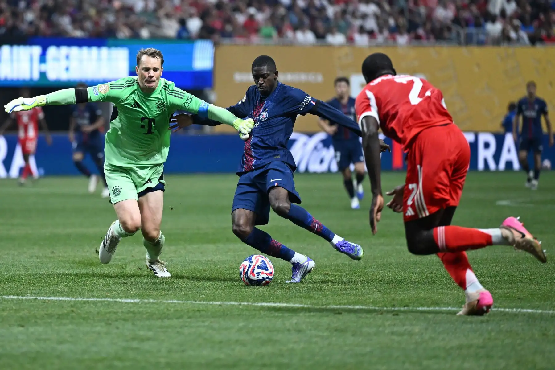 El portero alemán del Bayern Múnich, Manuel Neuer, y el delantero francés del Paris Saint-Germain, Ousmane Dembele, luchan por el balón durante el partido de cuartos de final de la Copa Mundial de Clubes de la FIFA 2025 entre el Paris Saint-Germain de Francia y el Bayern Múnich de Alemania. Foto: ANDINA/AFP