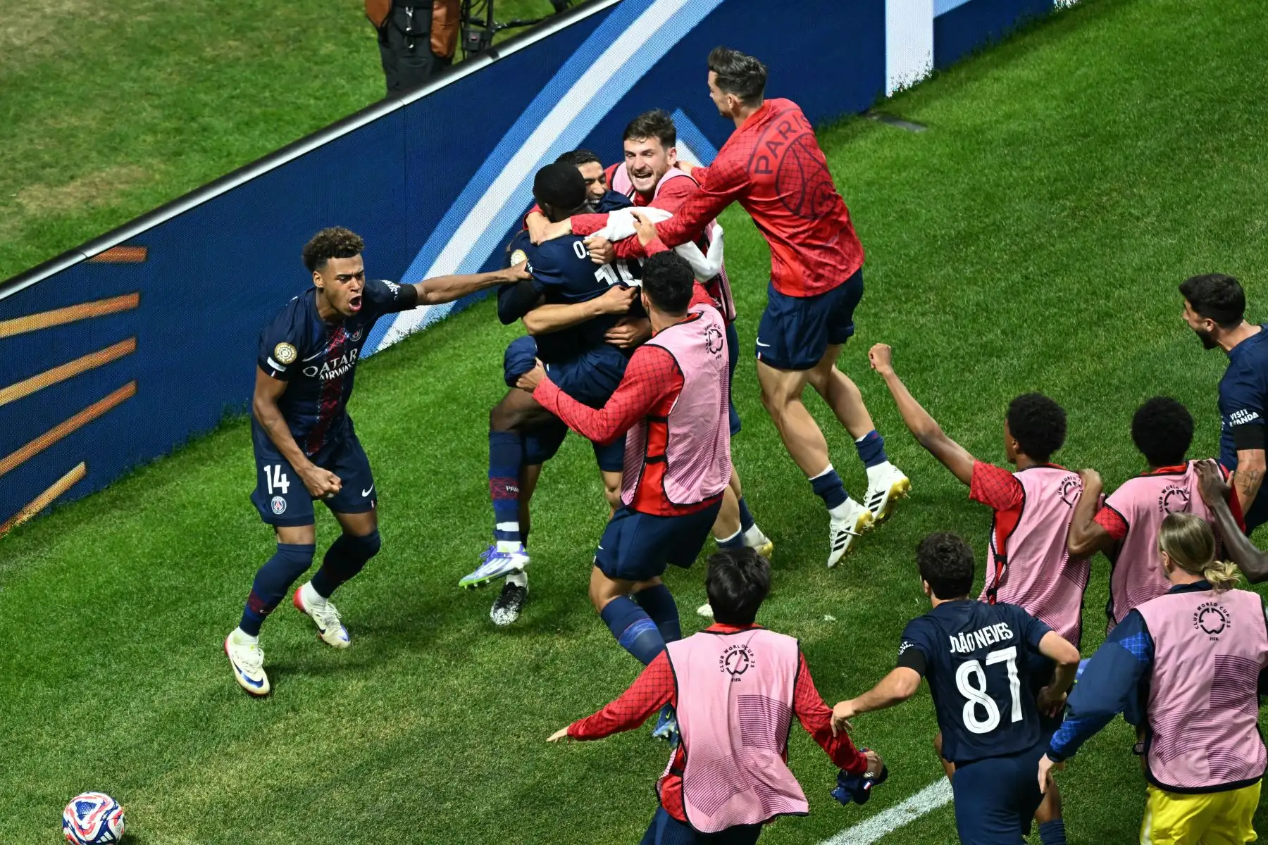 El delantero francés del Paris Saint-Germain, Ousmane Dembele, celebra con sus compañeros tras anotar el segundo gol de su equipo durante el partido de cuartos de final de la Copa Mundial de Clubes de la FIFA 2025 entre el Paris Saint-Germain de Francia y el Bayern de Múnich de Alemania. Foto: ANDINA/AFP