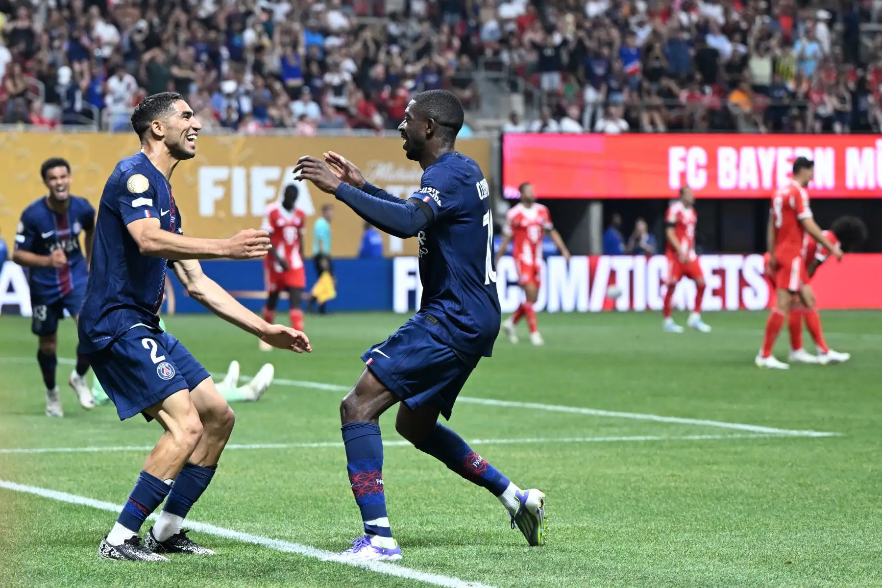 El delantero francés del Paris Saint-Germain, Ousmane Dembele, celebra el segundo gol de su equipo con el defensa marroquí Achraf Hakimi durante el partido de cuartos de final de la Copa Mundial de Clubes de la FIFA 2025 entre el Paris Saint-Germain de Francia y el Bayern de Múnich de Alemania. Foto: ANDINA/ AFP