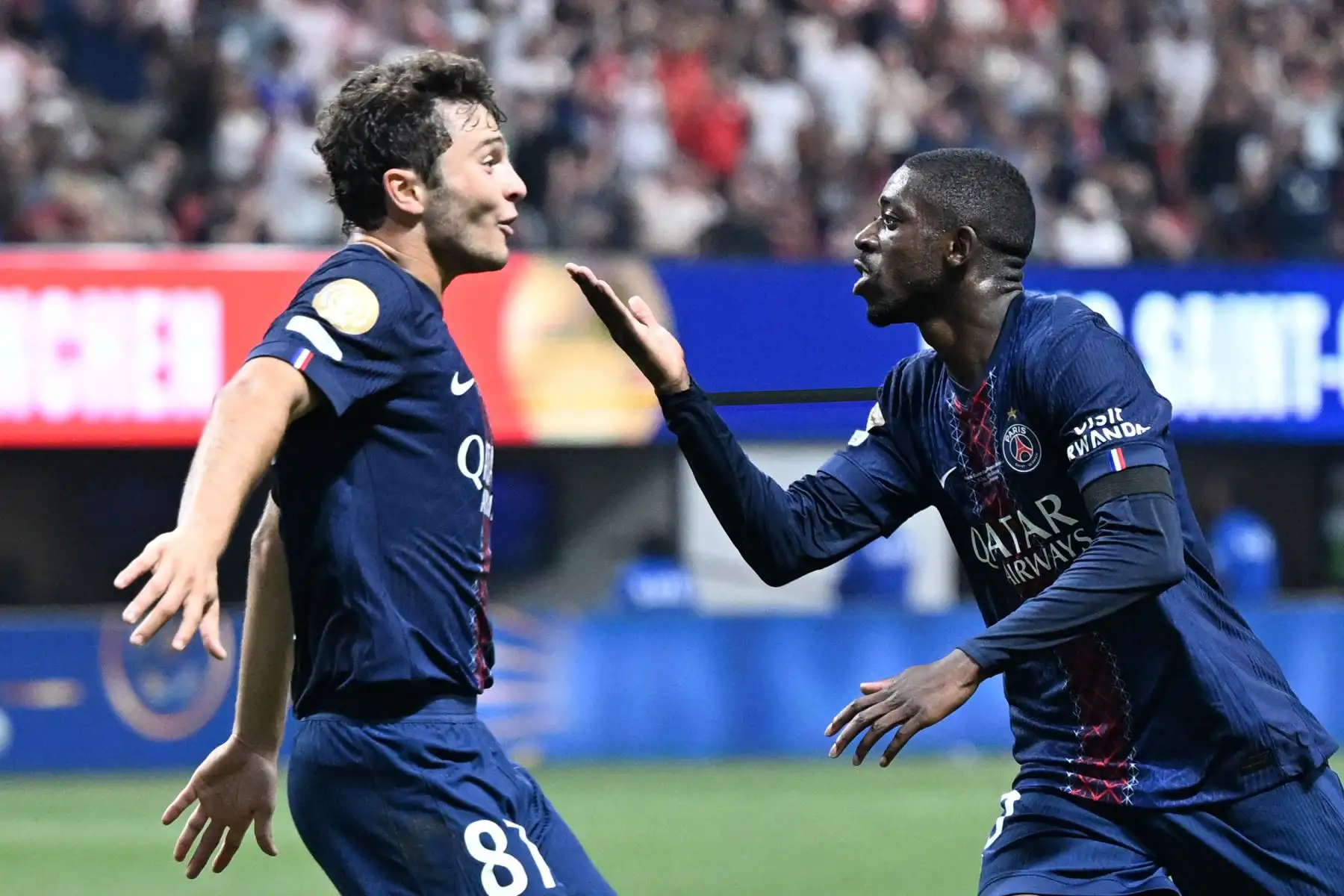 El delantero francés del Paris Saint-Germain, Ousmane Dembele, celebra el segundo gol de su equipo con el mediocampista portugués, Joao Pedro Goncalves Neves, durante el partido de cuartos de final de la Copa Mundial de Clubes de la FIFA 2025 entre el Paris Saint-Germain de Francia y el Bayern Munich de Alemania. Foto: ANDINA/AFP