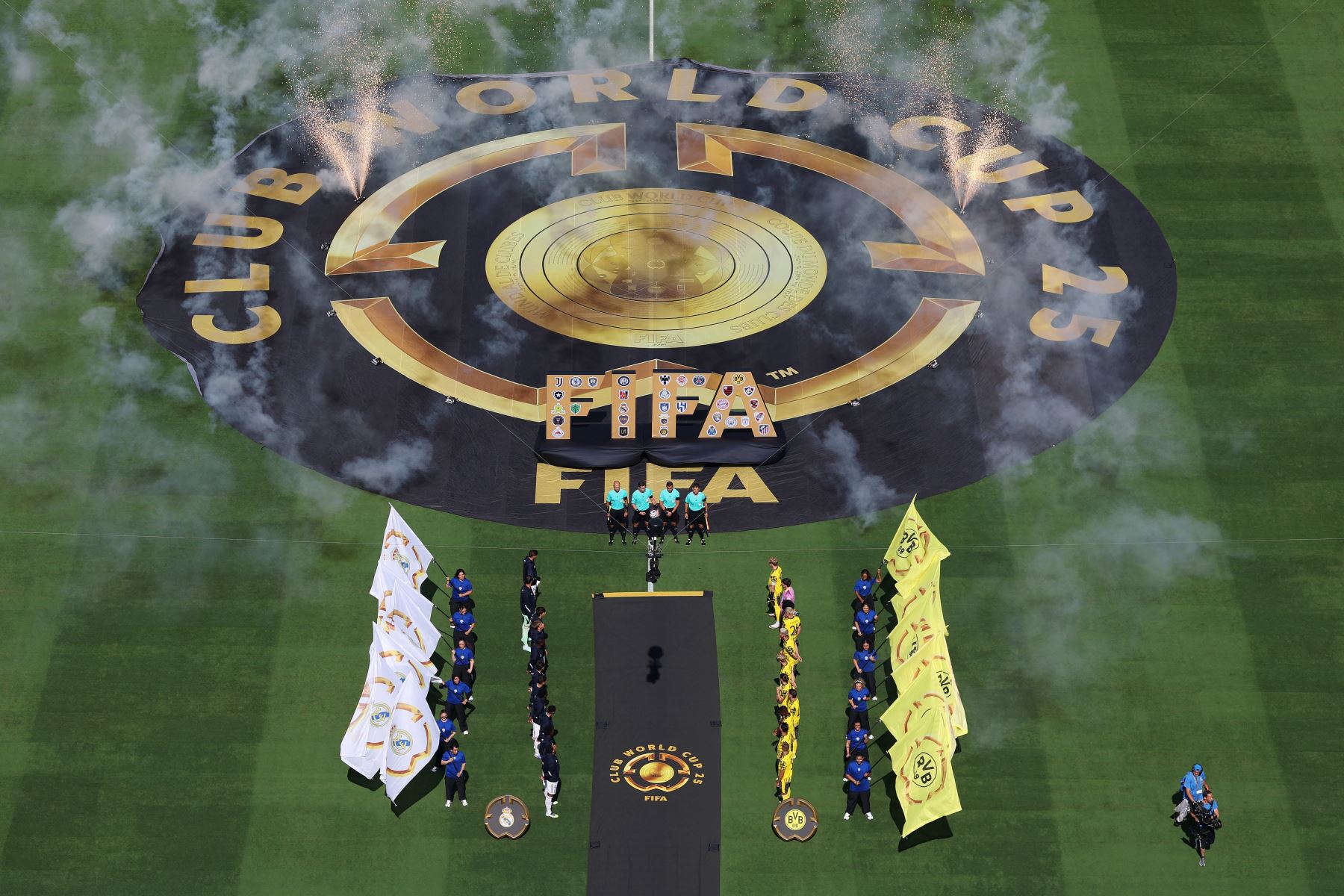 Vista general del estadio mientras ambos equipos se alinean antes del partido de cuartos de final de la Copa Mundial de Clubes de la FIFA 2025 entre el Real Madrid CF y el Borussia Dortmund en el MetLife Stadium.
Foto: AFP