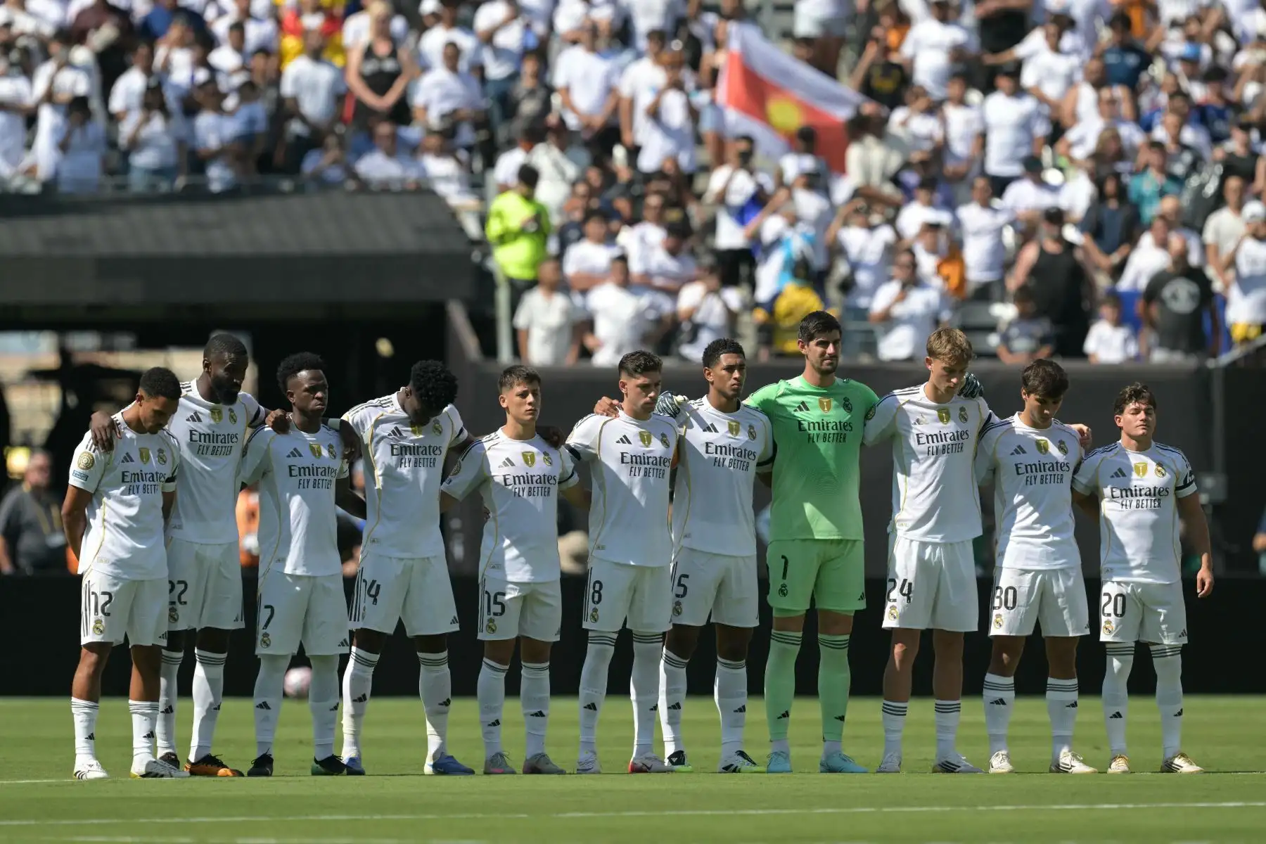 Los jugadores del Real Madrid guardan un minuto de silencio para rendir homenaje al delantero portugués del Liverpool Diogo Jota y a su hermano Andre Silva, fallecidos tras un accidente automovilístico, antes del partido de cuartos de final de la Copa Mundial de Clubes de la FIFA 2025 entre el Real Madrid de España y el Borussia Dortmund de Alemania en el estadio MetLife en East Rutherford, Nueva Jersey.
Foto: AFP