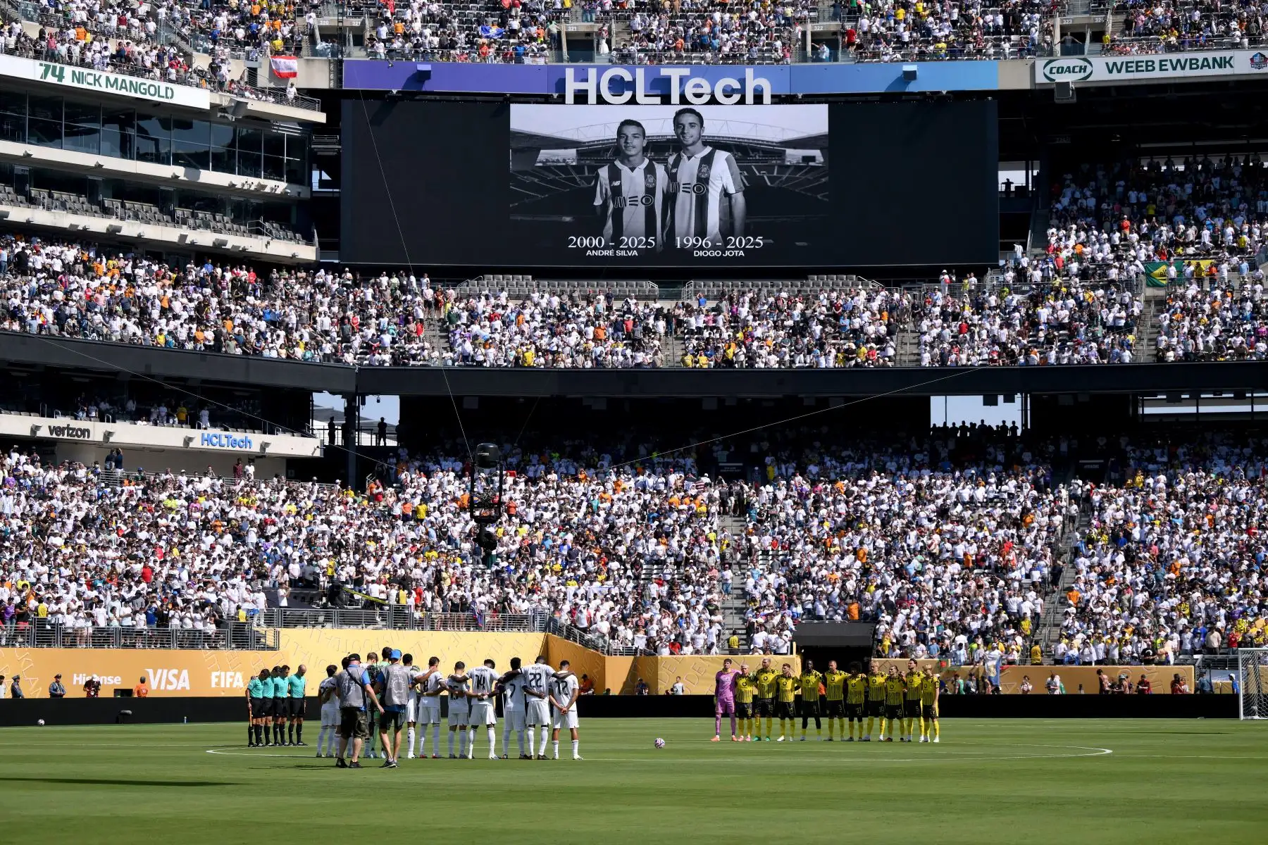 Los jugadores del Real Madrid guardan un minuto de silencio para rendir homenaje al delantero portugués del Liverpool Diogo Jota y a su hermano Andre Silva, fallecidos tras un accidente automovilístico, antes del partido de cuartos de final de la Copa Mundial de Clubes de la FIFA 2025 entre el Real Madrid de España y el Borussia Dortmund de Alemania en el estadio MetLife en East Rutherford, Nueva Jersey.
Foto: AFP