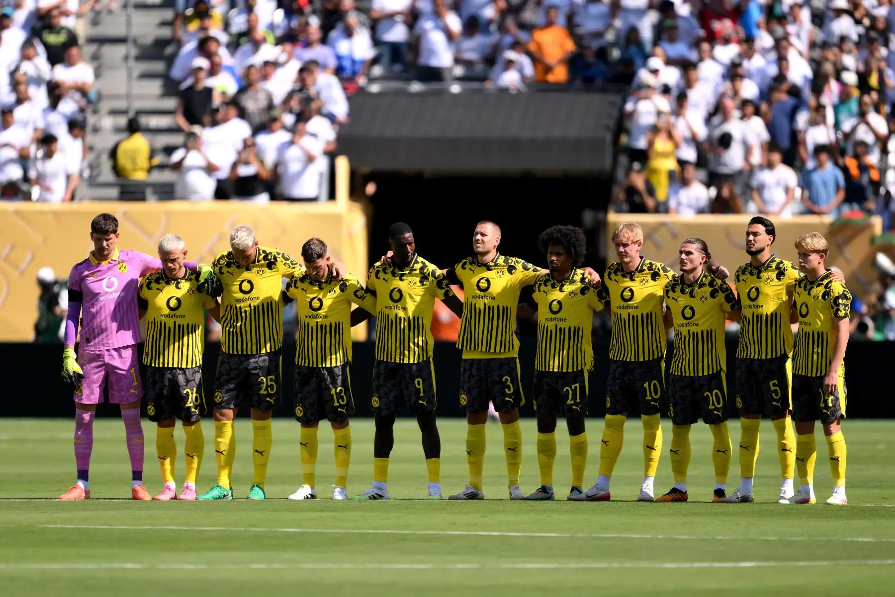 Los jugadores del Borussia Dortmund guardan un minuto de silencio en homenaje a Diogo Jota y a su hermano André Silva, fallecidos el 3 de julio de 2025, antes del partido de cuartos de final de la Copa Mundial de Clubes de la FIFA 2025 entre el Real Madrid CF y el Borussia Dortmund en el MetLife Stadium el 5 de julio de 2025 en East Rutherford, Nueva Jersey. 
Foto: AFP