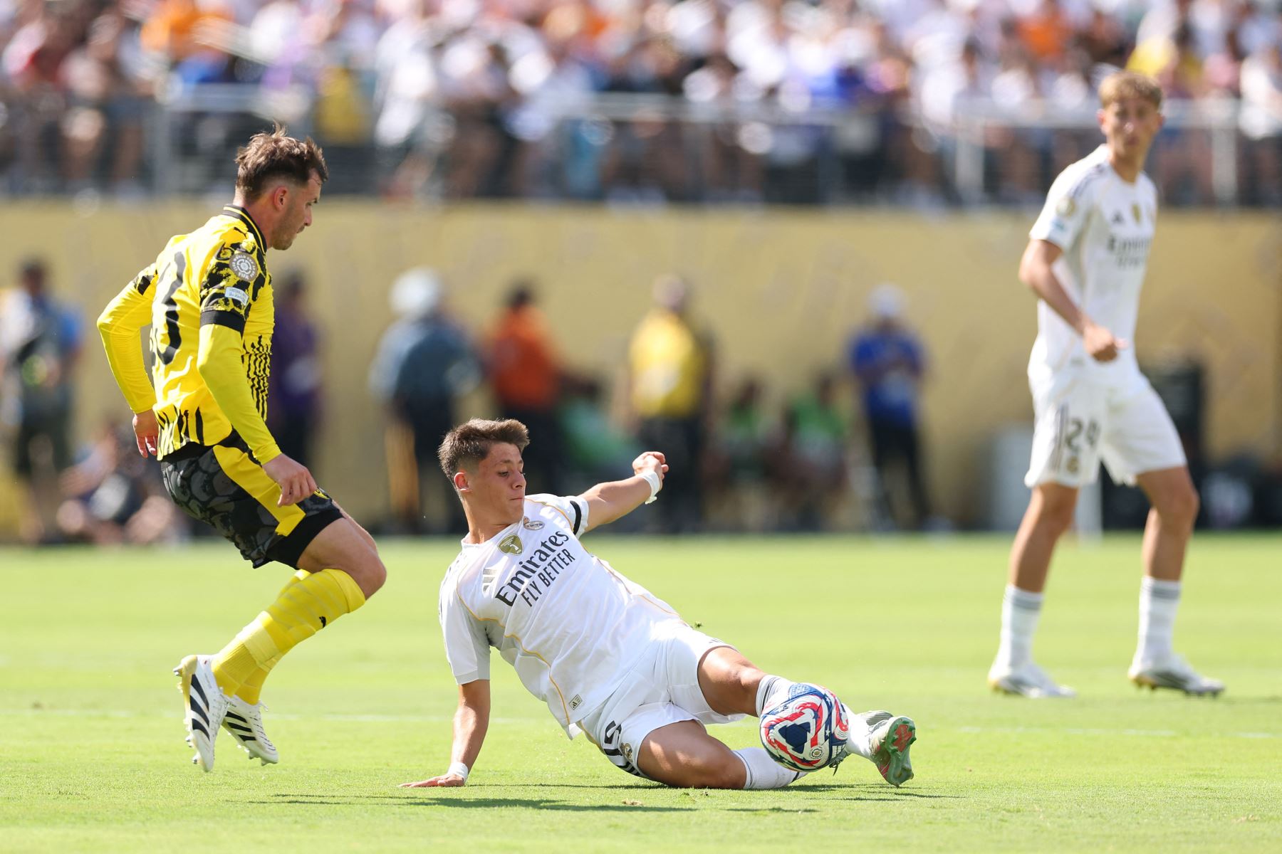 Arda Gueler del Real Madrid, controla el balón bajo la presión de Pascal Gross del Borussia Dortmund, durante el partido de cuartos de final de la Copa Mundial de Clubes de la FIFA 2025 entre el Real Madrid CF y el Borussia Dortmund en el MetLife Stadium.
Foto: AFP