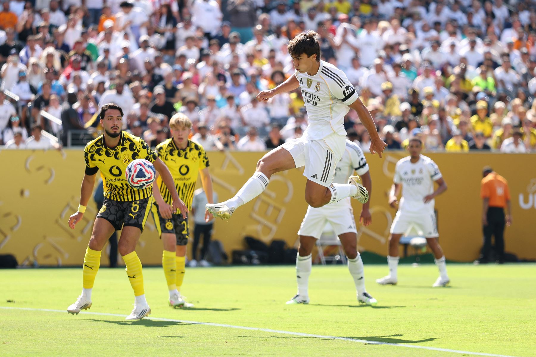 Gonzalo García del Real Madrid marca el primer gol de su equipo durante el partido de cuartos de final de la Copa Mundial de Clubes de la FIFA 2025 entre el Real Madrid CF y el Borussia Dortmund en el MetLife Stadium.
Foto: AFP