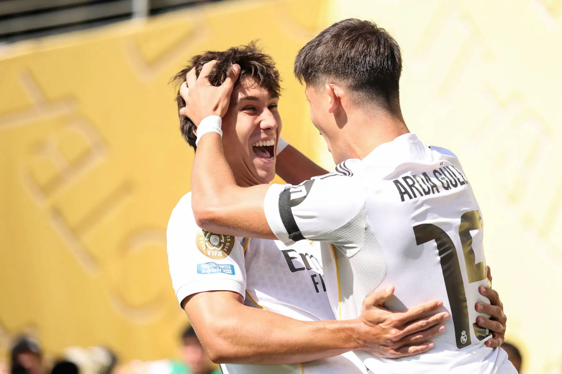Gonzalo García del Real Madrid celebra el primer gol de su equipo con su compañero Arda Güeler #15 del Real Madrid durante el partido de cuartos de final de la Copa Mundial de Clubes de la FIFA 2025 entre el Real Madrid CF y el Borussia Dortmund en el MetLife Stadium
