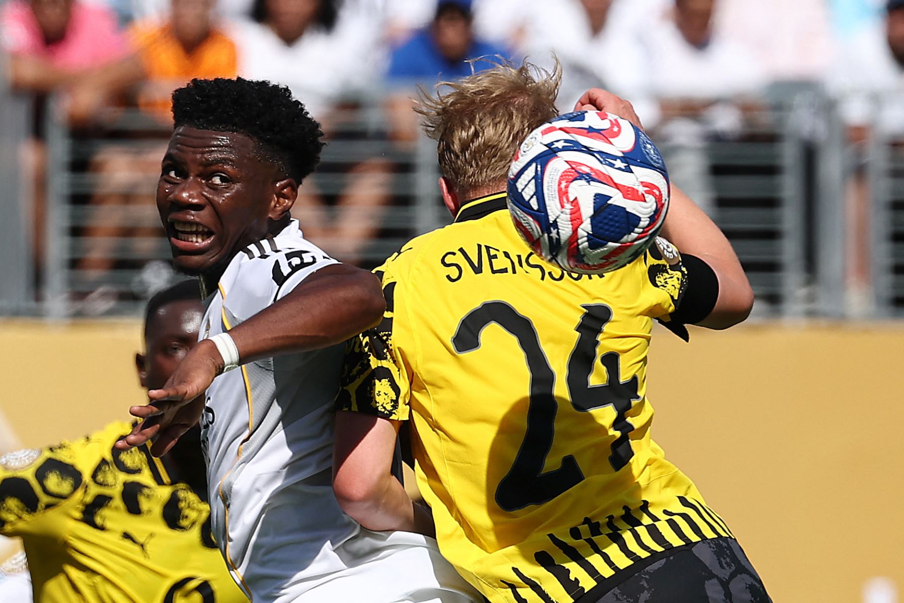 El centrocampista francés del Real Madrid Aurelien Tchouameni y el defensa sueco del Borussia Dortmund Daniel Svensson luchan por el balón durante el partido de cuartos de final de la Copa Mundial de Clubes de la FIFA 2025 entre el Real Madrid de España y el Borussia Dortmund de Alemania en el estadio MetLife en East Rutherford, Nueva Jersey.
Foto: AFP