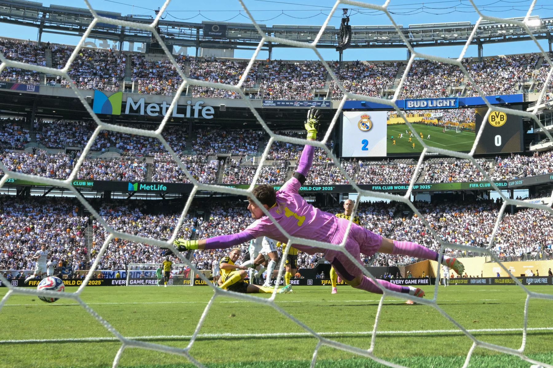El defensa español del Real Madrid, Francisco García, marca el segundo gol de su equipo durante el partido de cuartos de final de la Copa Mundial de Clubes de la FIFA 2025 entre el Real Madrid de España y el Borussia Dortmund de Alemania en el estadio MetLife en East Rutherford, Nueva Jersey.
Foto: AFP